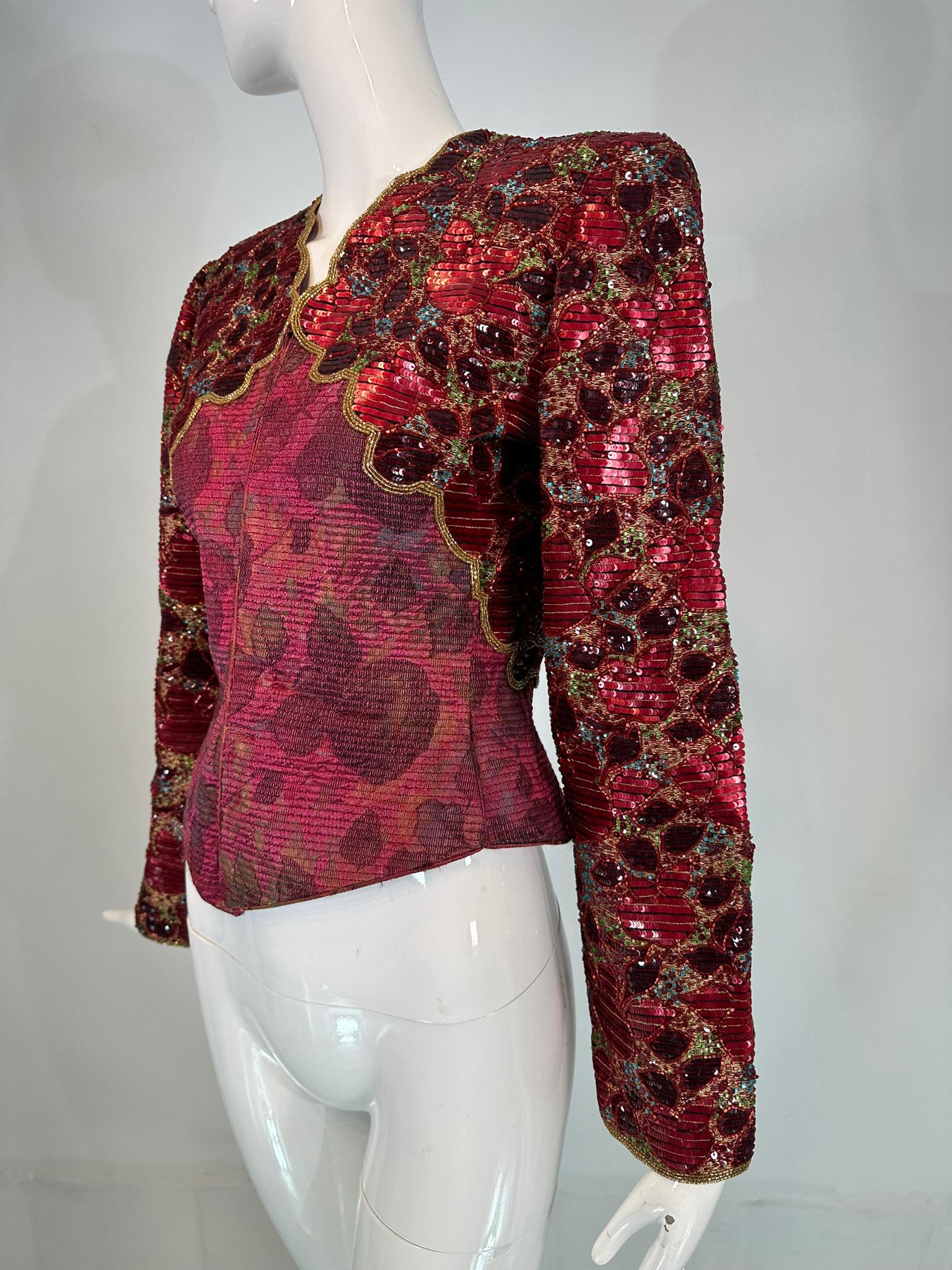 Mary McFadden Wine Veste de soirée ajustée en brocart matelassé, paillettes et perles en vente 5