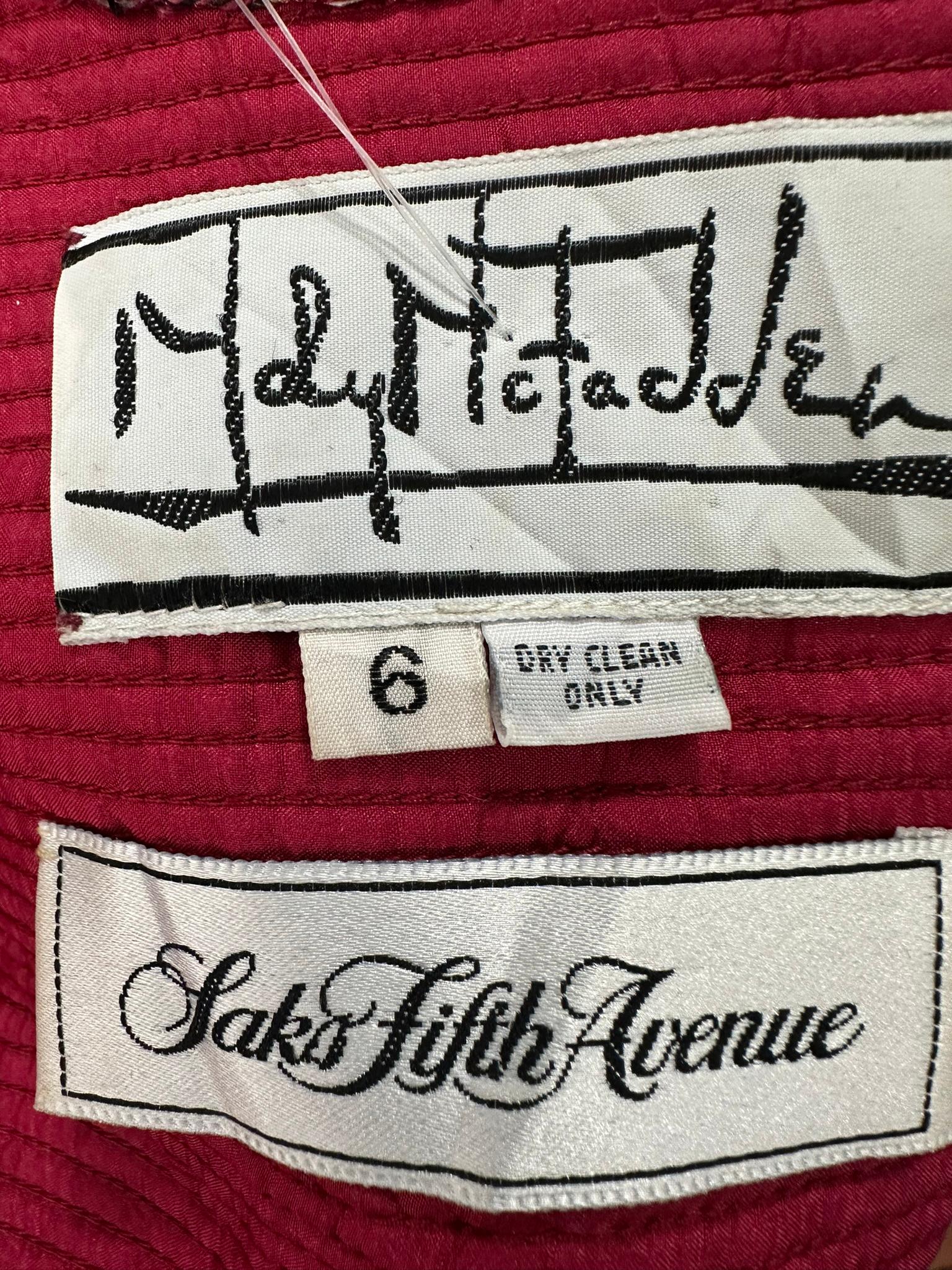 Mary McFadden Wine Veste de soirée ajustée en brocart matelassé, paillettes et perles en vente 7