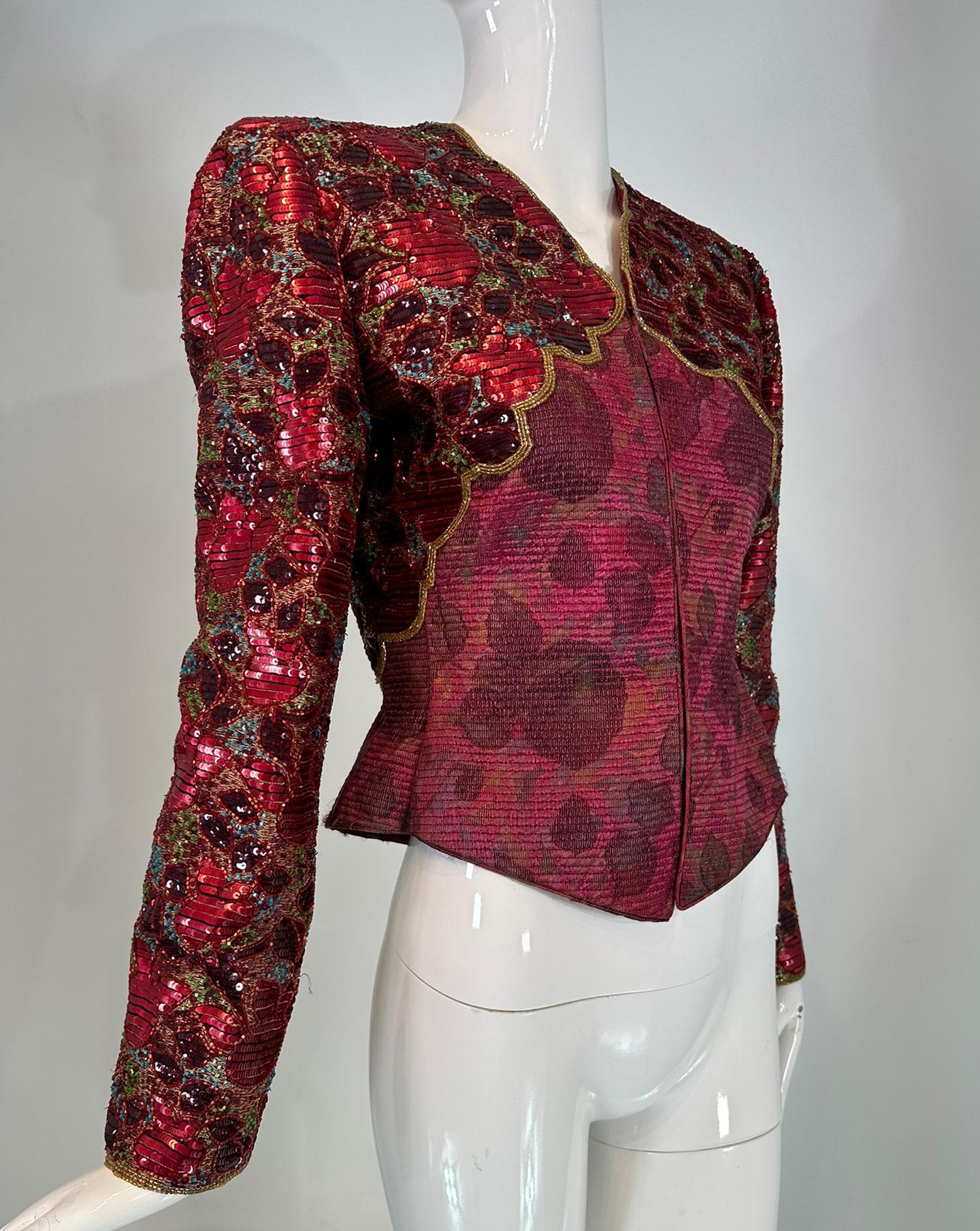 Mary McFadden - Veste de soirée ajustée en brocart matelassé, paillettes et perles, avec fermeture à glissière sur le devant. Cette belle veste cropped est piquée verticalement en bandes étroites. Le tissu est un brocart de vin rosé. Les manches