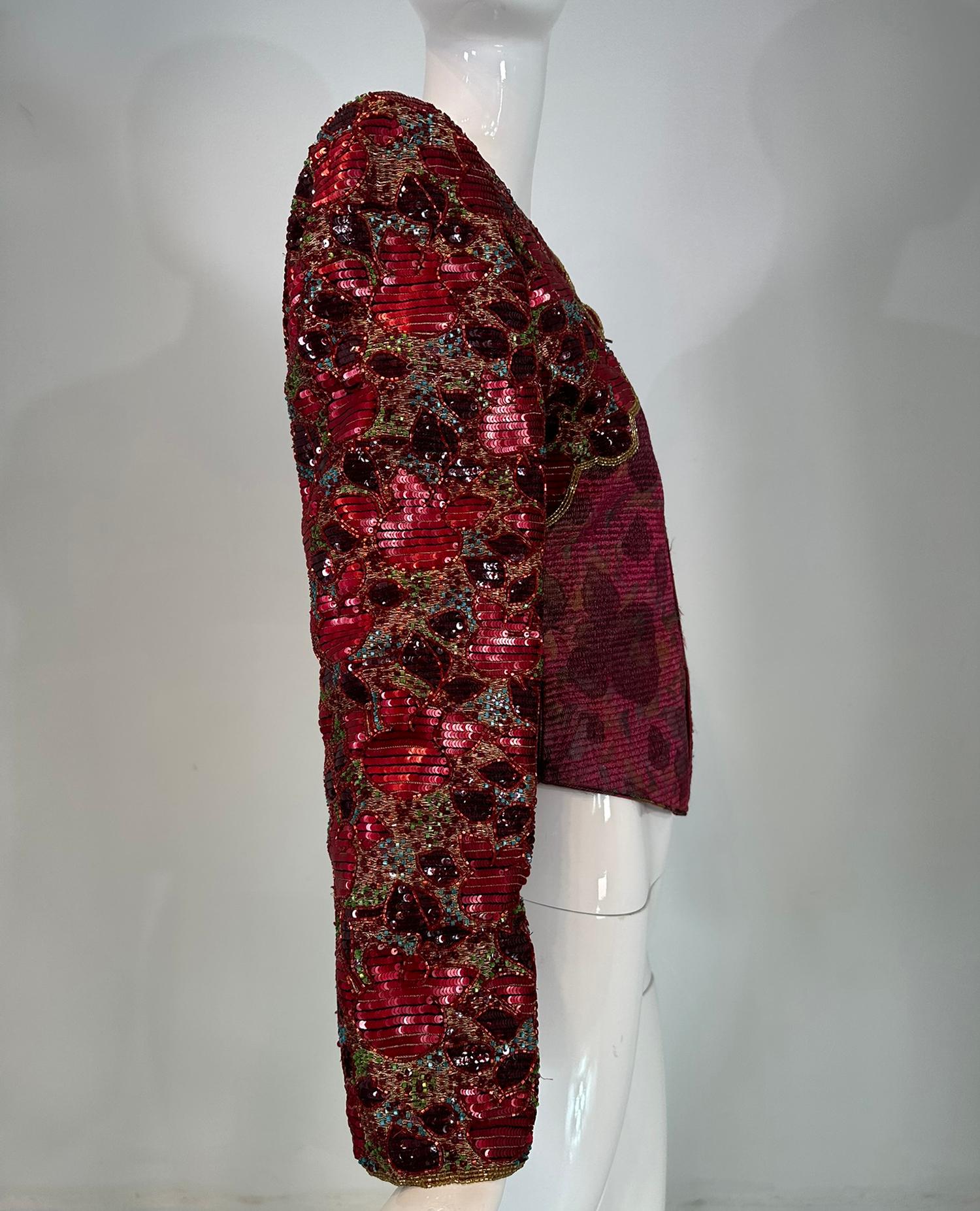 Marron Mary McFadden Wine Veste de soirée ajustée en brocart matelassé, paillettes et perles en vente