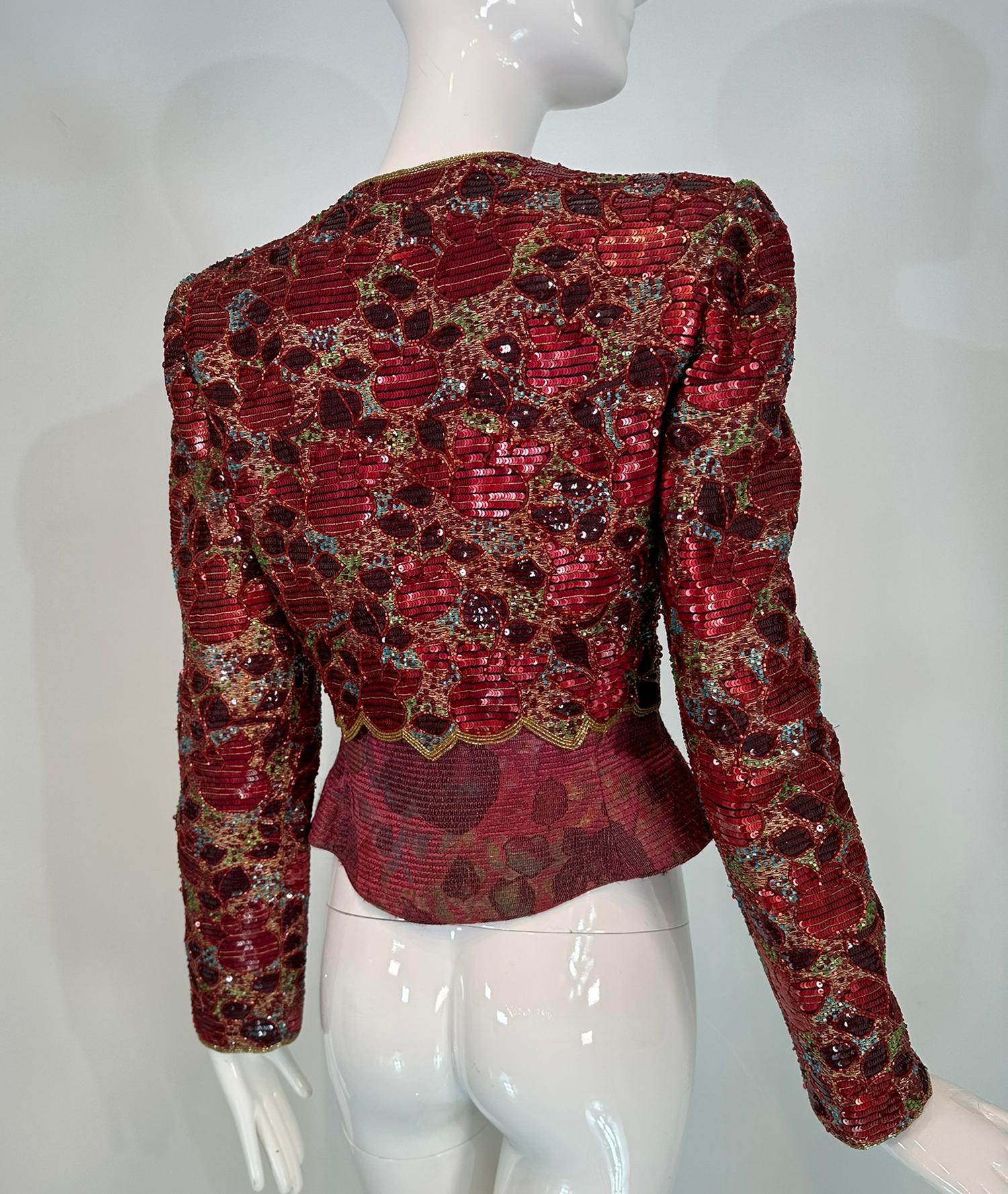 Mary McFadden Wine Veste de soirée ajustée en brocart matelassé, paillettes et perles Pour femmes en vente