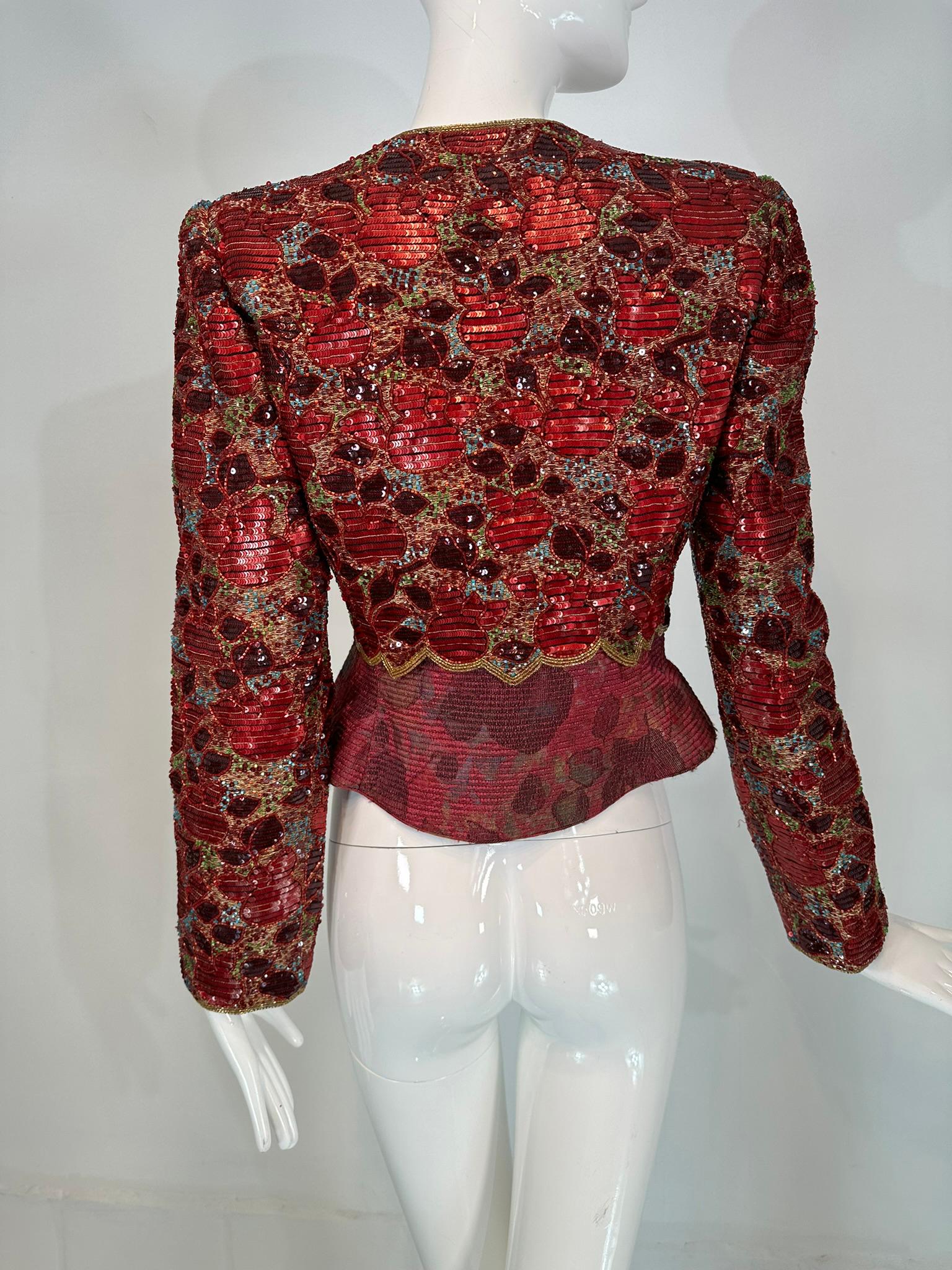 Mary McFadden Wine Veste de soirée ajustée en brocart matelassé, paillettes et perles en vente 1