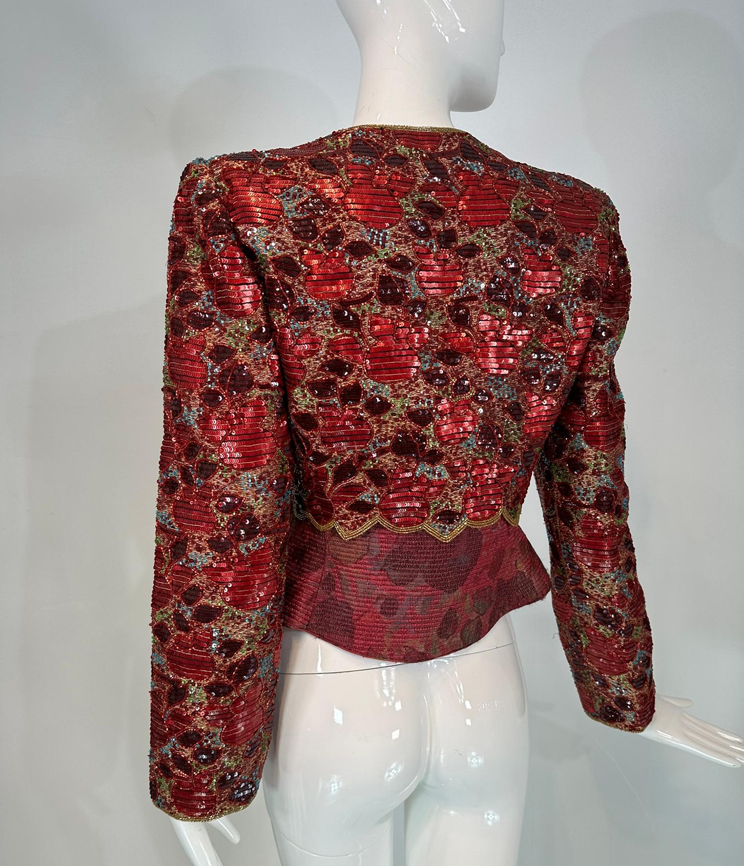 Mary McFadden Wine Veste de soirée ajustée en brocart matelassé, paillettes et perles en vente 2