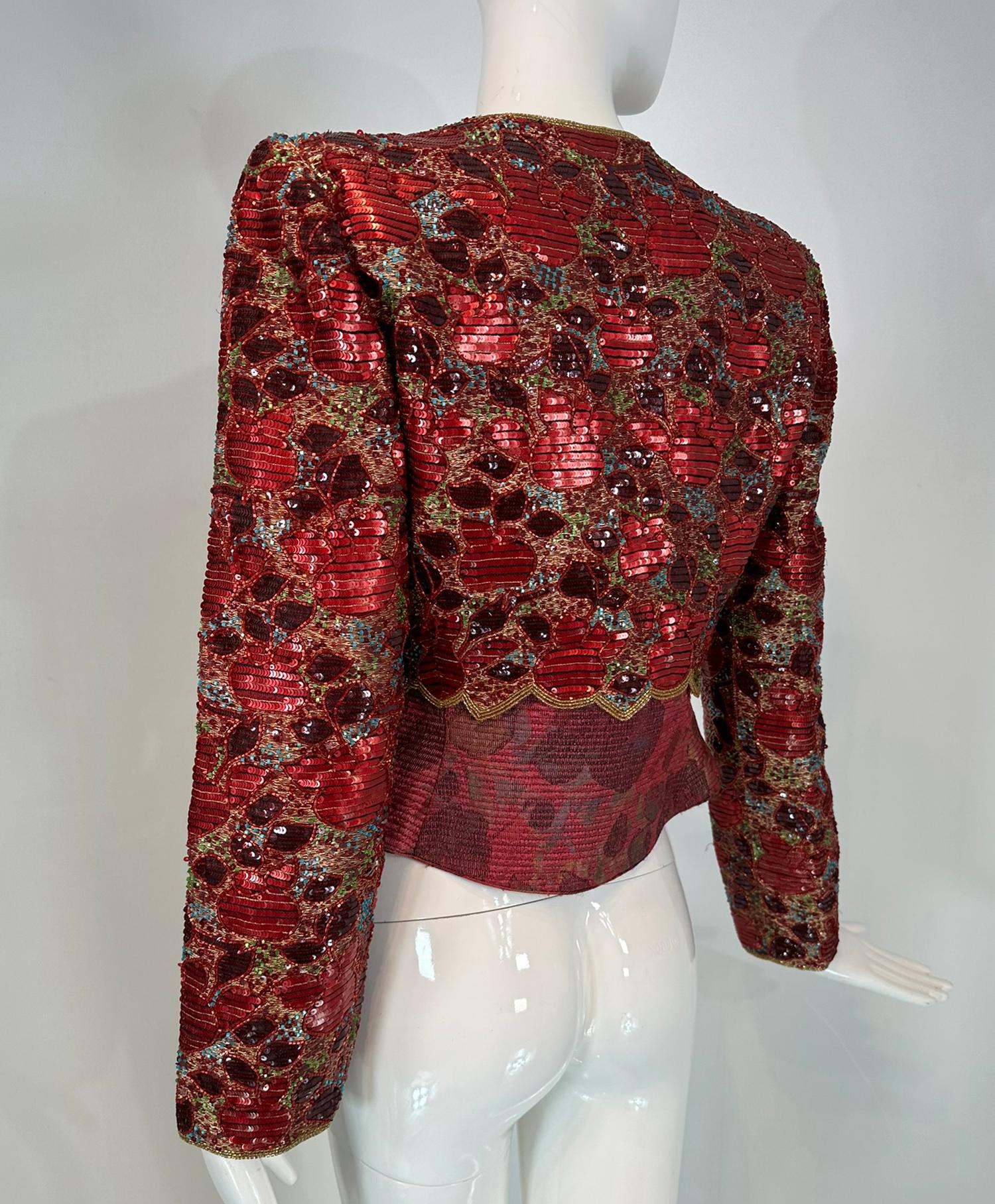 Mary McFadden Wine Veste de soirée ajustée en brocart matelassé, paillettes et perles en vente 3
