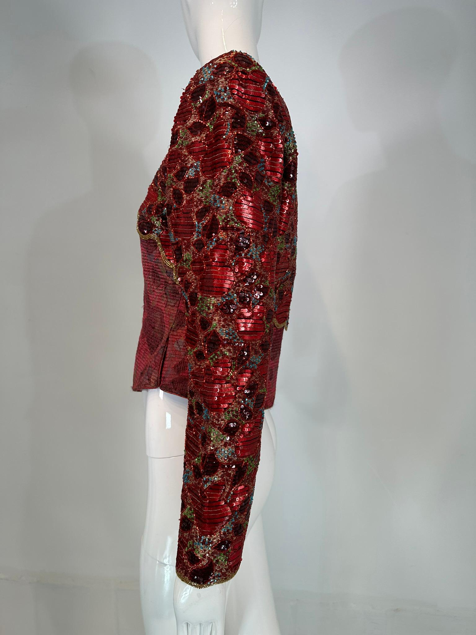 Mary McFadden Wine Veste de soirée ajustée en brocart matelassé, paillettes et perles en vente 4
