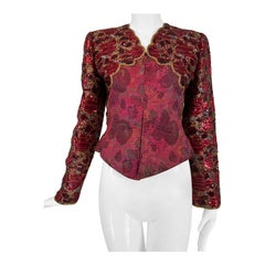Mary McFadden Chaqueta de noche acolchada con brocado, lentejuelas y cuentas, color vino
