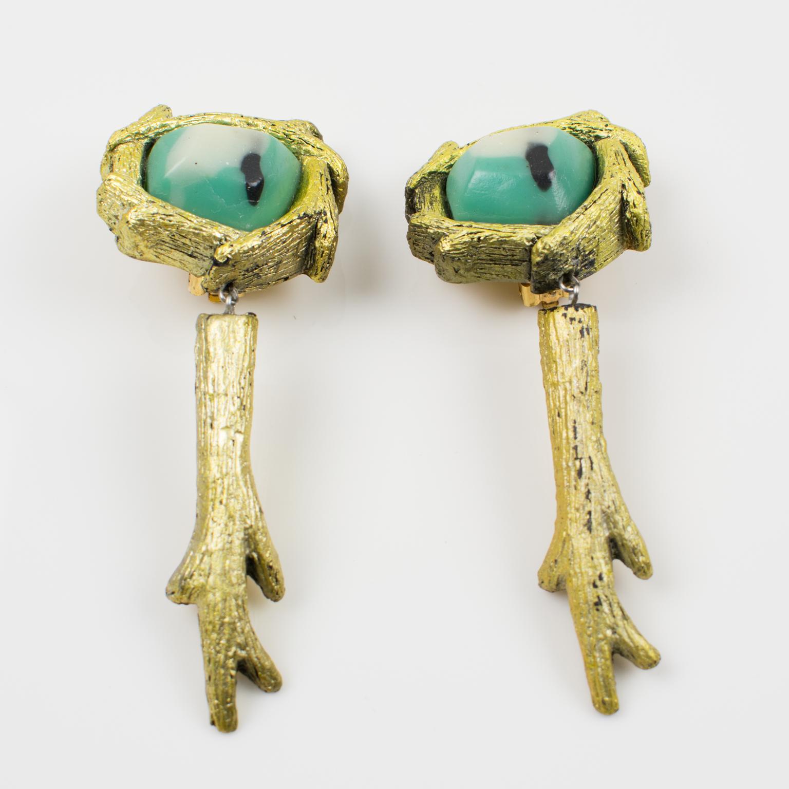 Modernista Orecchini a clip in resina dorata di Mary Oros con cabochon in resina turchese in vendita