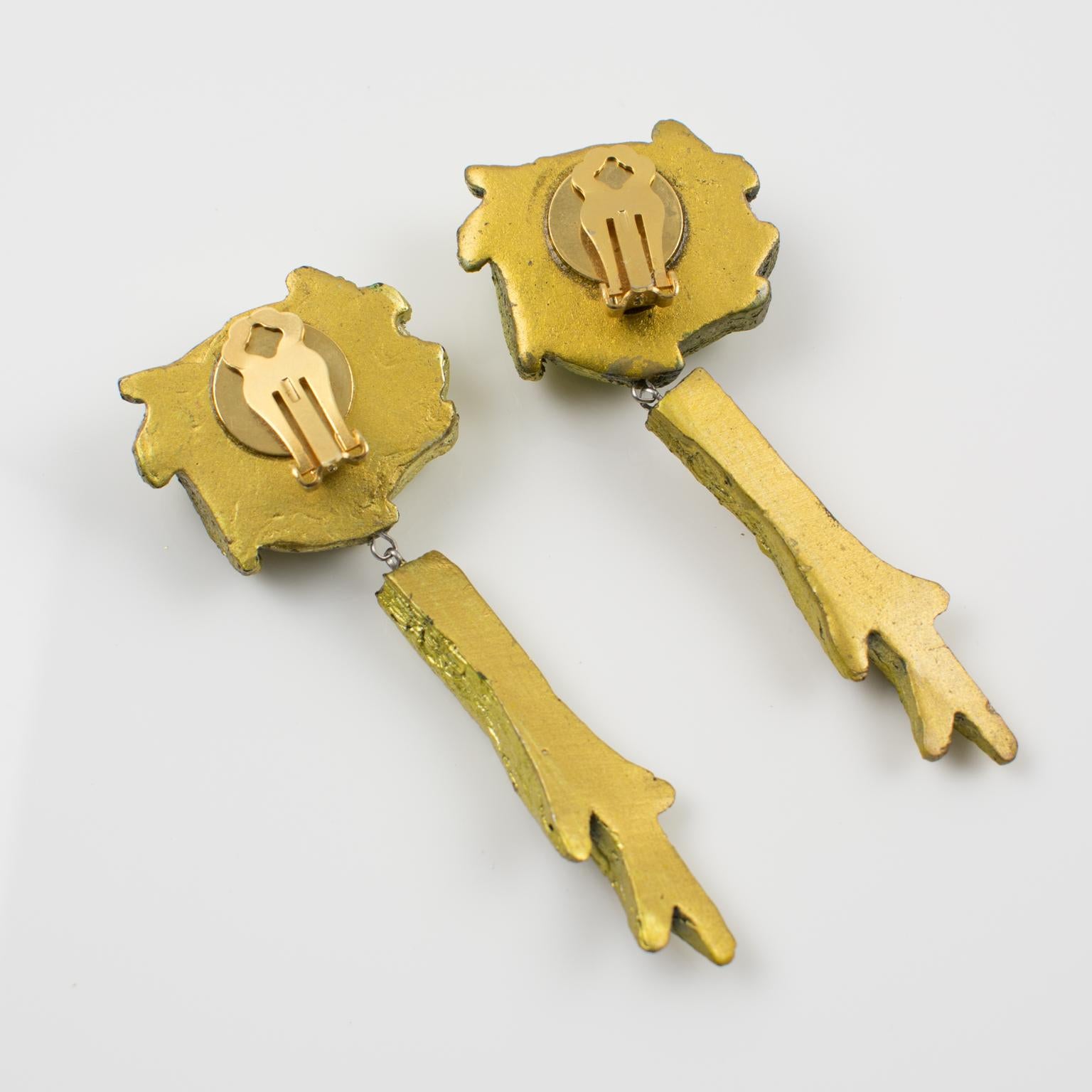 Orecchini a clip in resina dorata di Mary Oros con cabochon in resina turchese In condizioni buone in vendita a Atlanta, GA