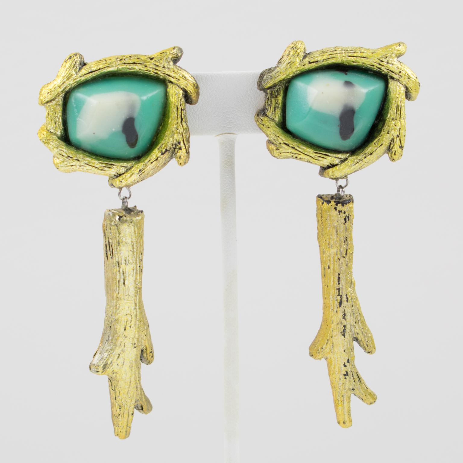 Orecchini a clip in resina dorata di Mary Oros con cabochon in resina turchese in vendita 1