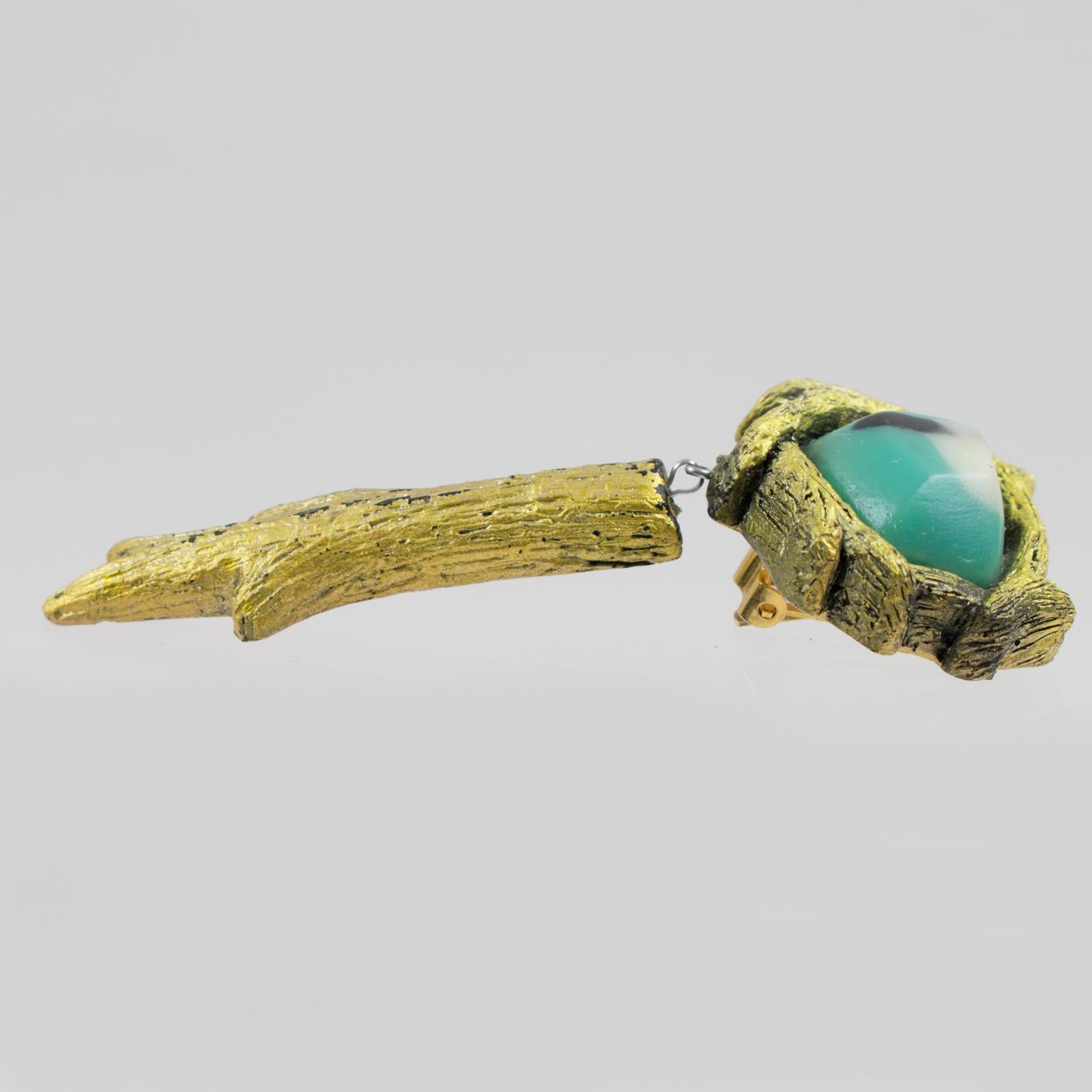 Orecchini a clip in resina dorata di Mary Oros con cabochon in resina turchese in vendita 2