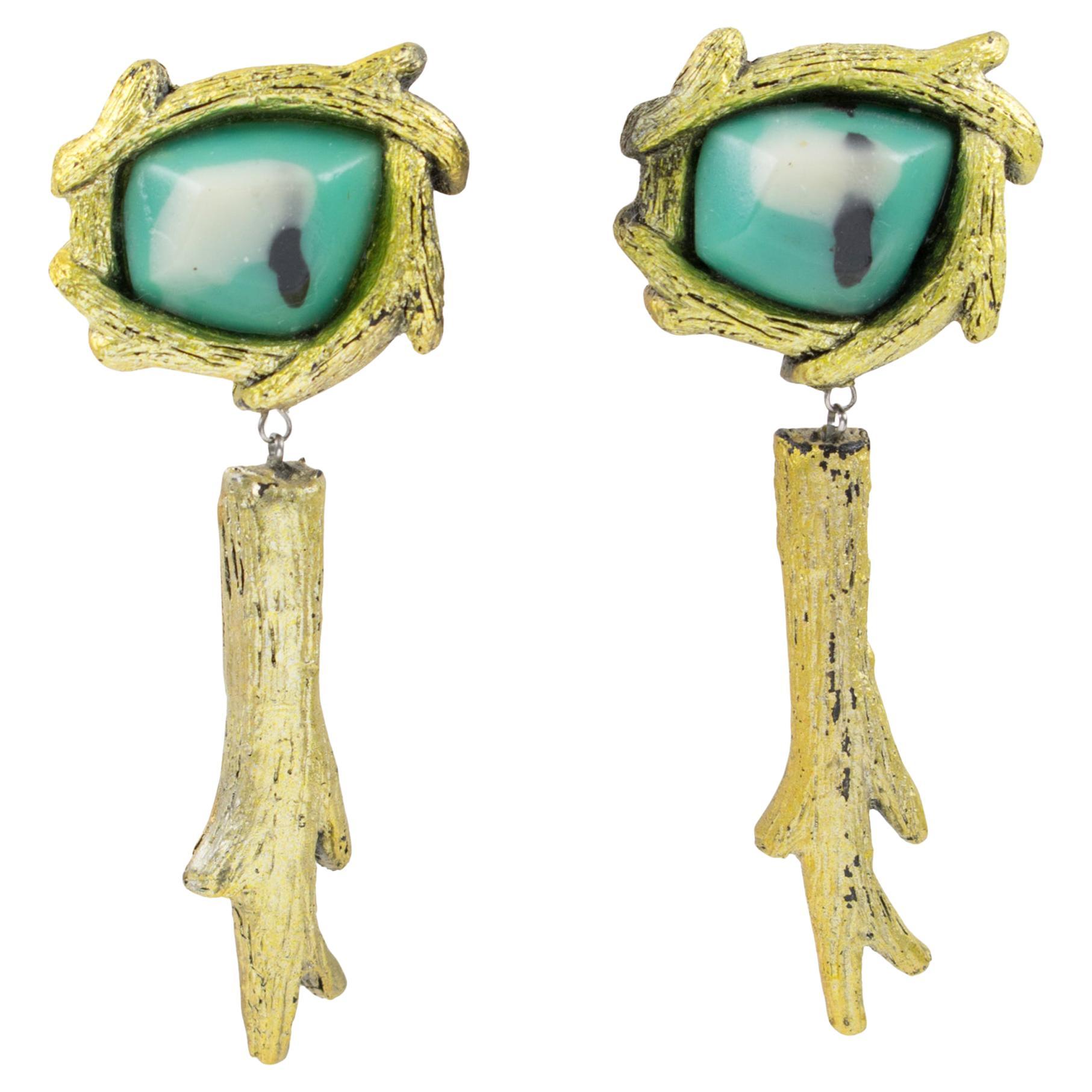 Orecchini a clip in resina dorata di Mary Oros con cabochon in resina turchese in vendita