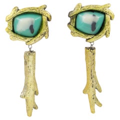 Orecchini a clip in resina dorata di Mary Oros con cabochon in resina turchese