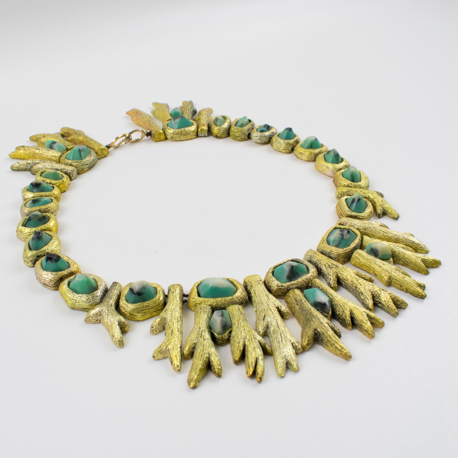 Collana scultorea in acrilico dorato con cabochon di Mary Oros in vendita 6