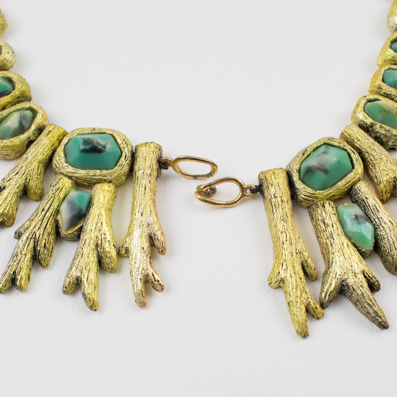 Collana scultorea in acrilico dorato con cabochon di Mary Oros in vendita 3