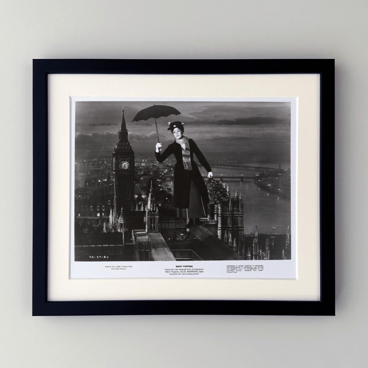 Original 8x10 Zoll Publicity Still für den Disney-Klassiker Mary Poppins (1964) mit Julie Andrews (Mary Poppins) und Dick Can Dyke (Bert) in den Hauptrollen.

Werbefotos (Film/Produktion) wurden erstellt, um die Studios bei der Werbung für ihre