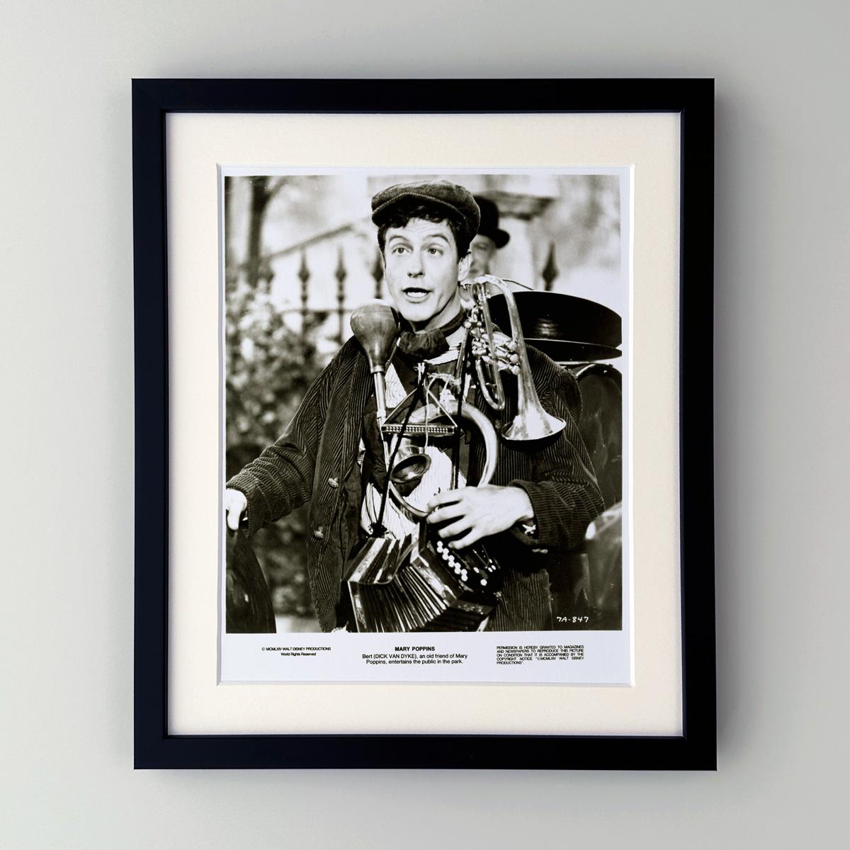Original 8x10 Zoll Publicity Still für den Disney-Klassiker Mary Poppins (1964) mit Julie Andrews (Mary Poppins) und Dick Can Dyke (Bert) in den Hauptrollen.

Werbefotos (Film/Produktion) wurden erstellt, um die Studios bei der Werbung für ihre
