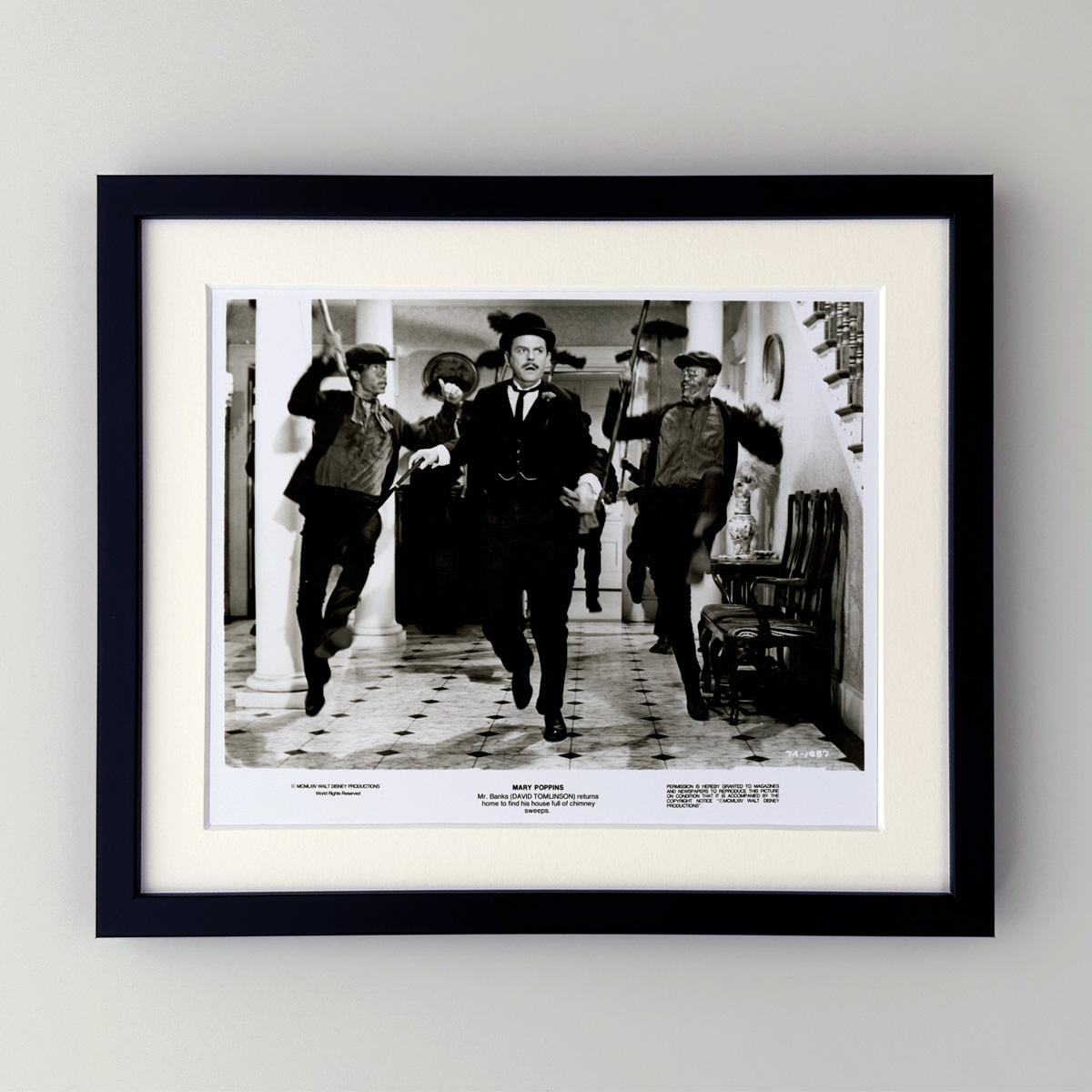 Original 8x10 Zoll Publicity Still für den Disney-Klassiker Mary Poppins (1964) mit Julie Andrews (Mary Poppins) und Dick Can Dyke (Bert) in den Hauptrollen.

Werbefotos (Film/Produktion) wurden erstellt, um die Studios bei der Werbung für ihre