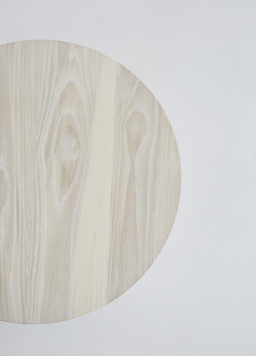 Als perfekter, runder Akzent für (fast) jeden Raum ist unser Axel Beistelltisch in Massivholz oder mit Marmorplatte erhältlich. In einer Vielzahl von Holz- und Steinausführungen wird dieses Stück auf Lager gehalten und ist immer versandbereit.