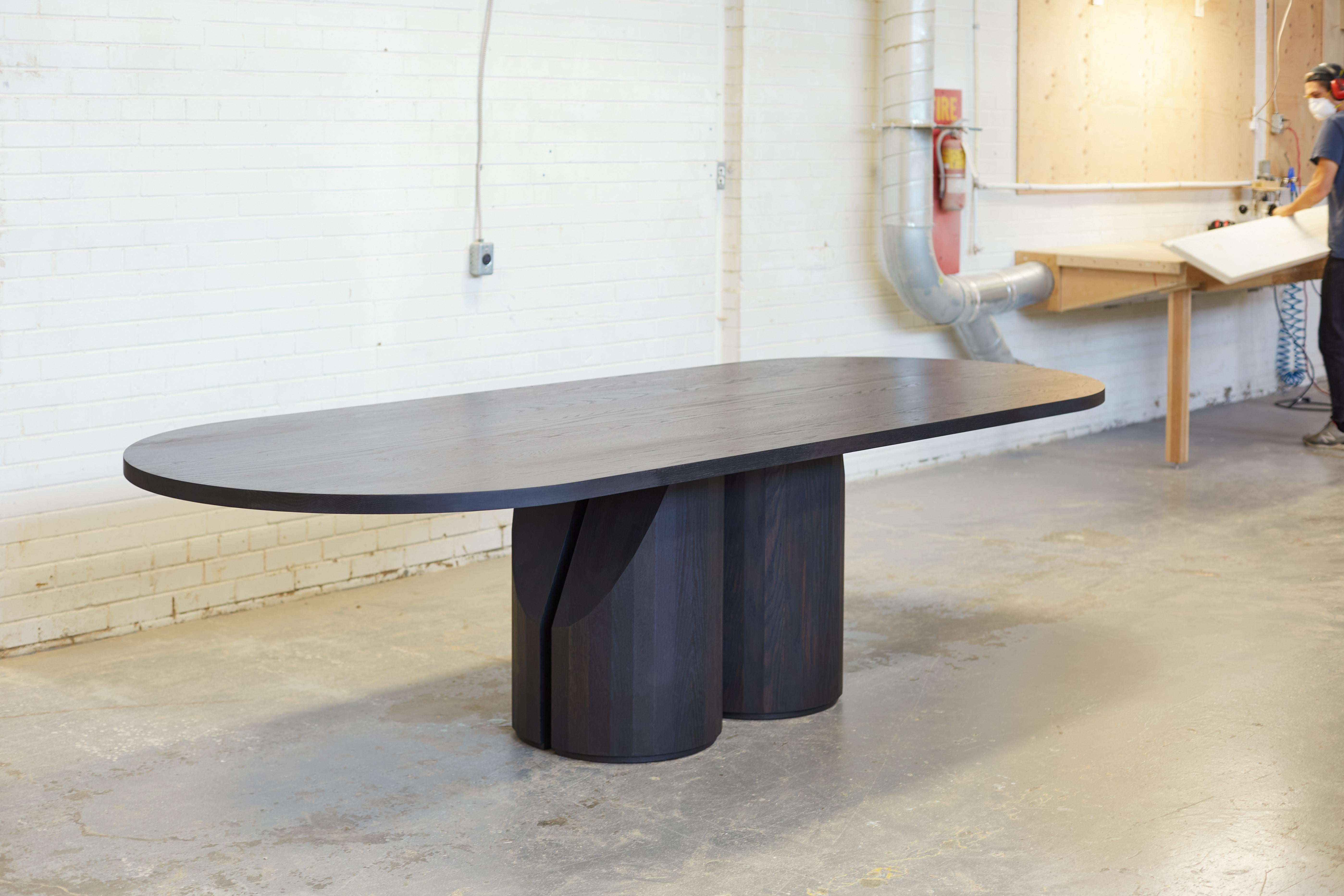 Table de salle à manger étroite en chêne foncé massif fabriquée à la main de 84 po. (L) par Mary Ratcliffe Studio Neuf - En vente à Toronto, ON