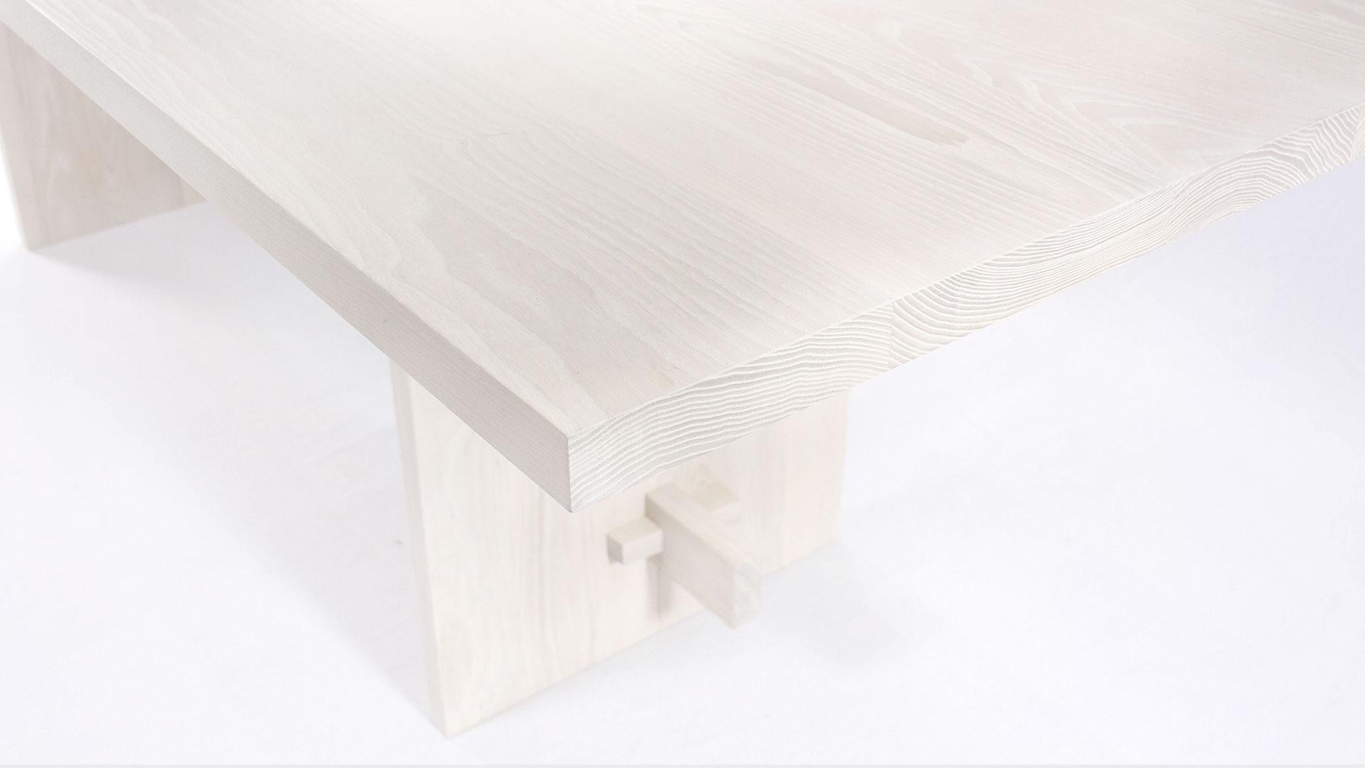 Canadien Table de salle à manger Himes en frêne blanc massif fabriquée à la main de 84 po. (L) par Mary Ratcliffe Studio en vente