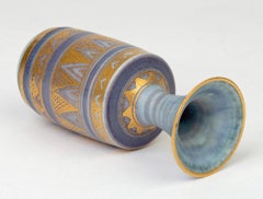 Vase de l'atelier de porcelaine miniature Mary Rich à motif d'influence islamique