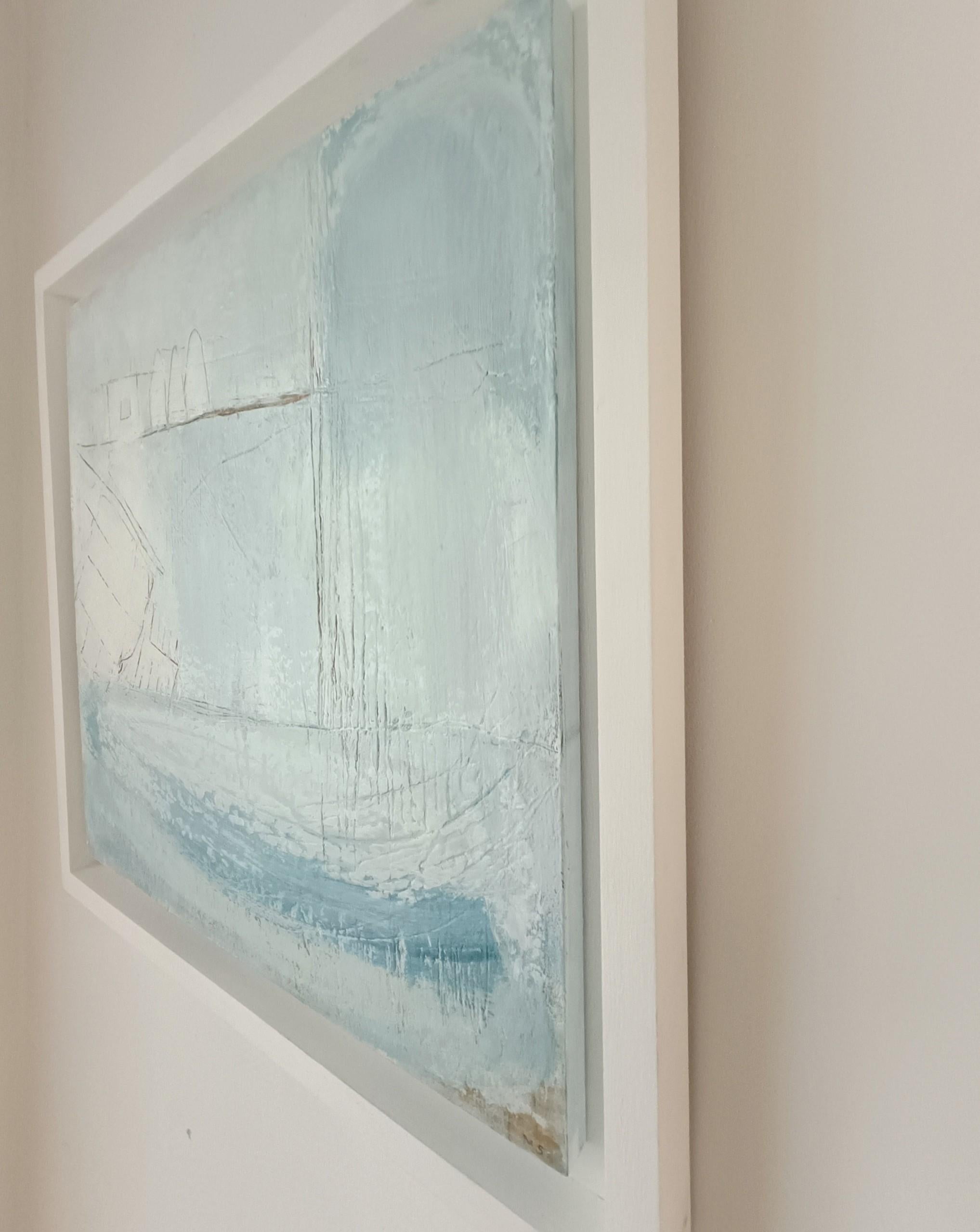 Meet Me By the Harbour, peinture de paysage marin abstrait, art bleu, art contemporain - Gris Landscape Painting par Mary Scott