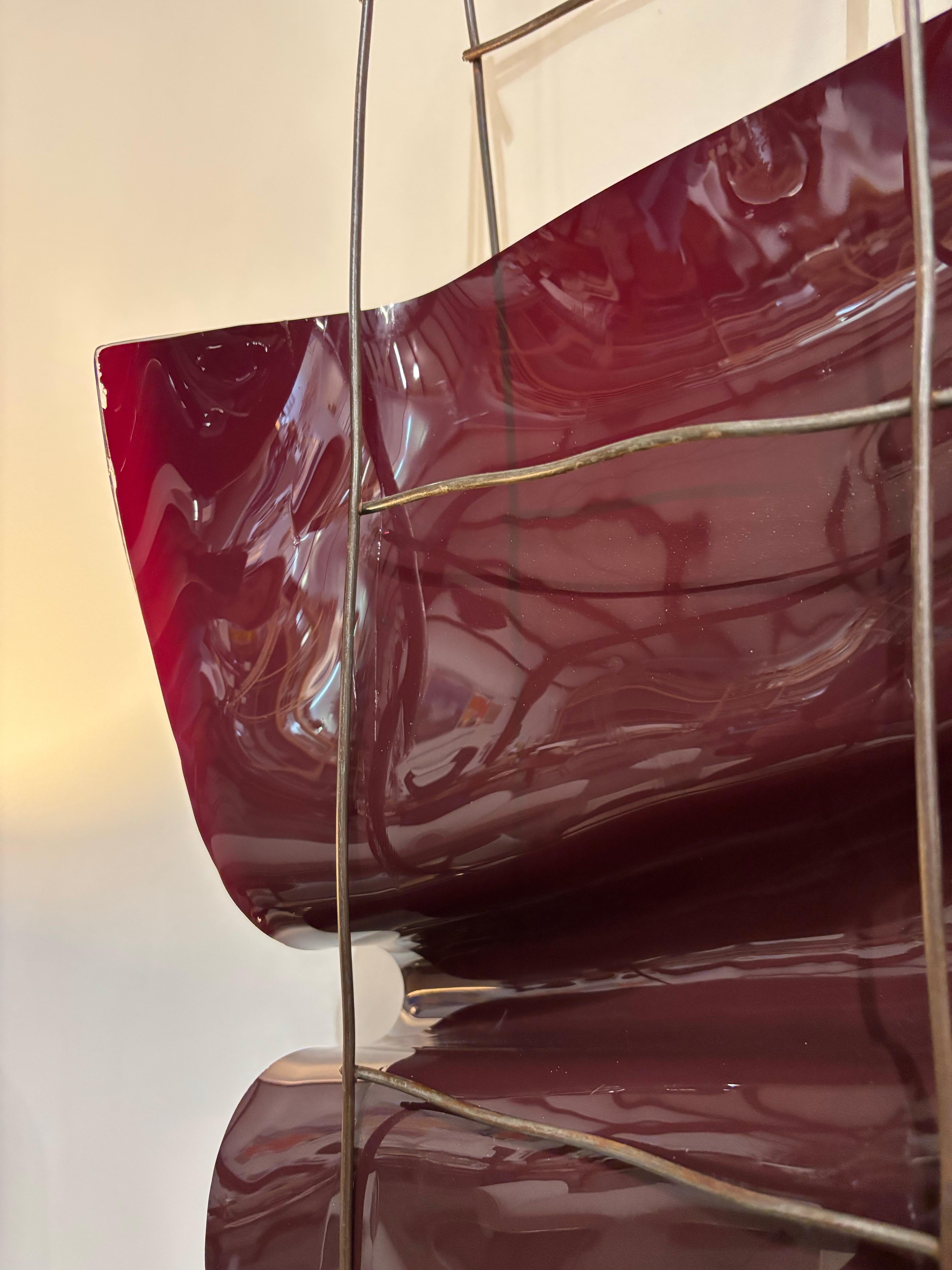 Firmata e datata, 1991, una prima scultura in vetro di Mary Shaffer.  Vetro rosso sangue di bue in una gabbia metallica.  

