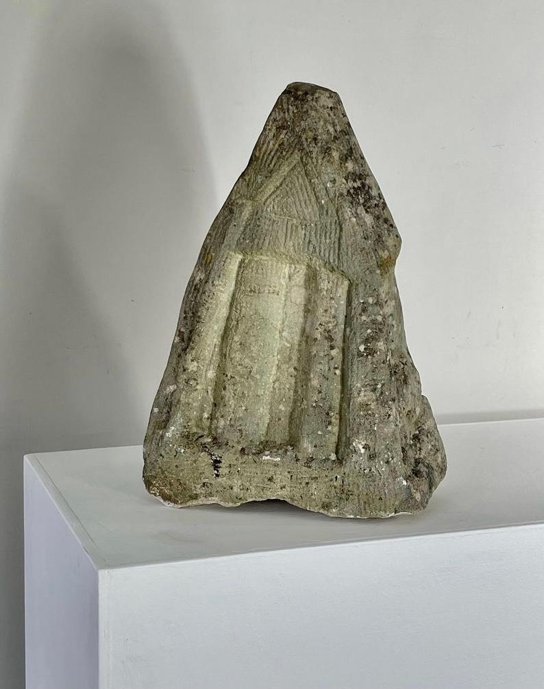 Scultura in pietra intagliata a mano su tre lati, inizio XX secolo - Sculpture Astratto di Mary Spencer Watson