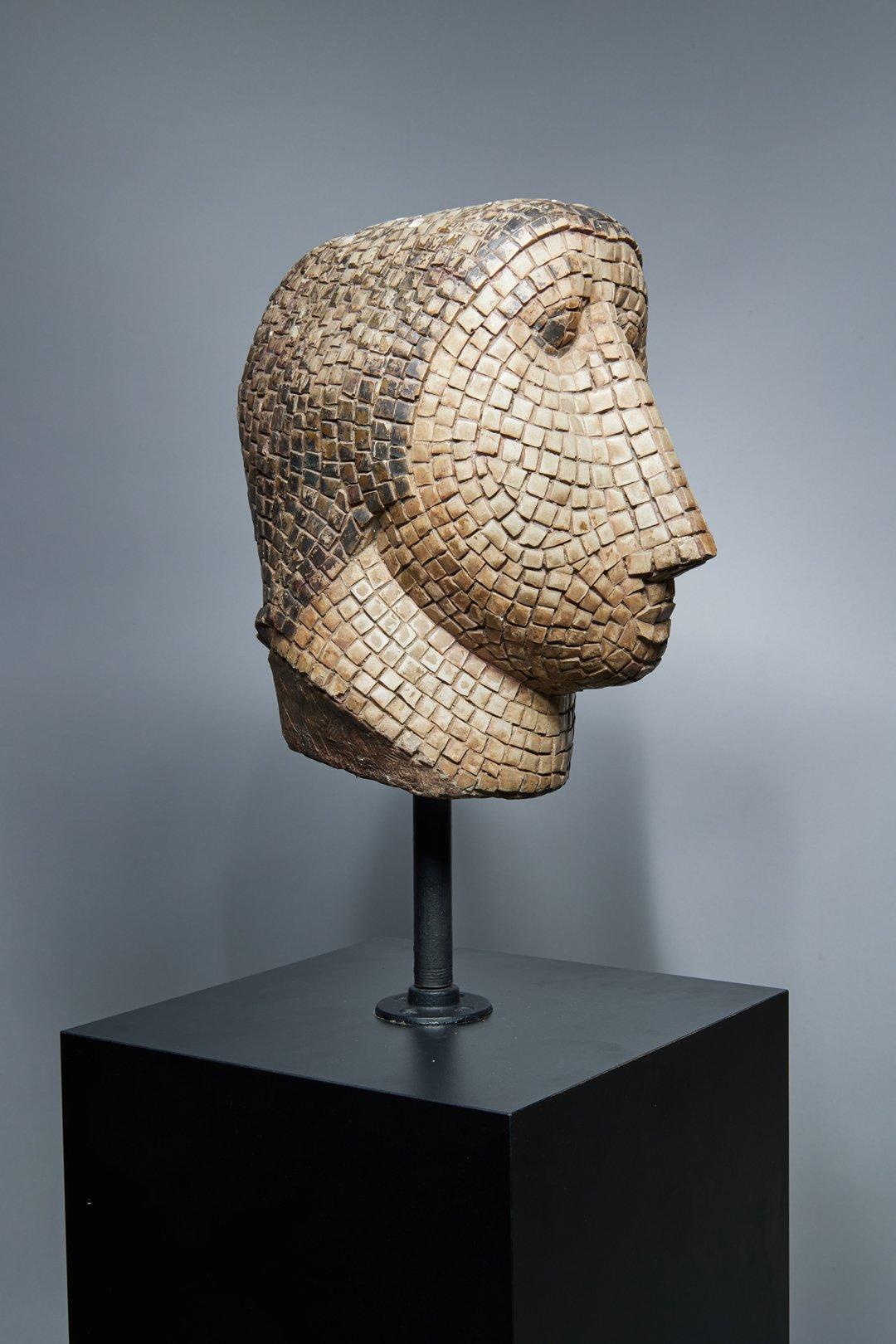 Tête de femme en mosaïque sur un grand piédestal, 20e siècle, Californie Artistics - Gris Figurative Sculpture par Mary T. Bowling