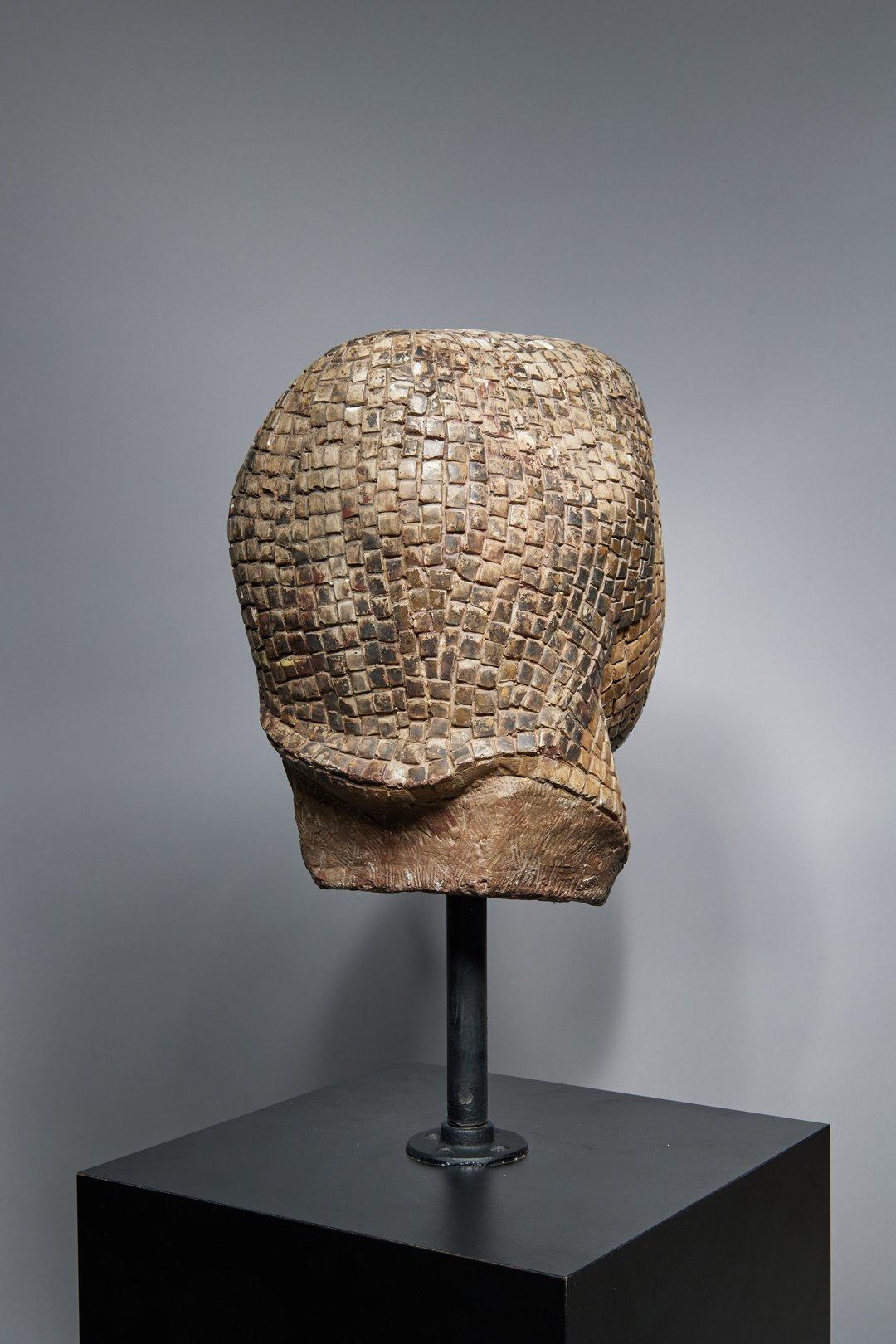 Mary AT&T Bowling (américaine, 1917-1995)
Tête de femme
Sculpture céramique en mosaïque
Tête : 13 x 7 x 9.5 pouces
Hauteur totale : 59 pouces

Provenance : 
Fred Schmidt (américain 1936-2001)

Mary AT&T Bowling était une artiste probablement plus