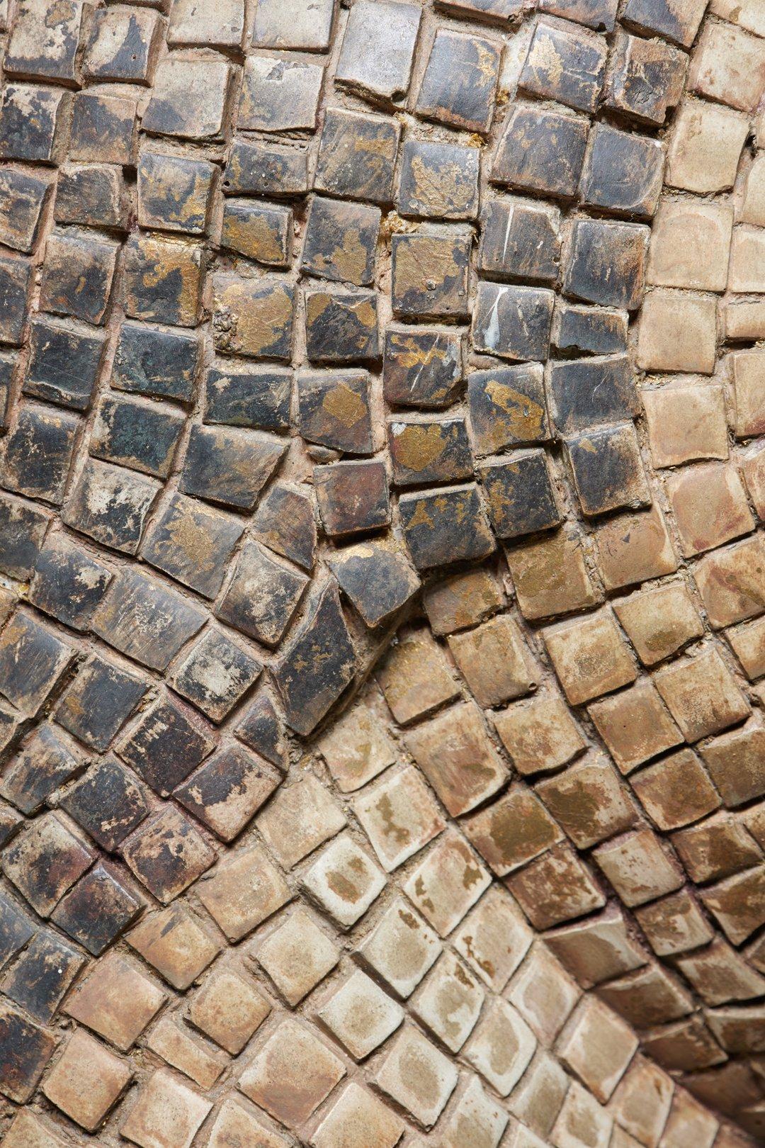 Tête de femme en mosaïque sur un grand piédestal, 20e siècle, Californie Artistics en vente 1