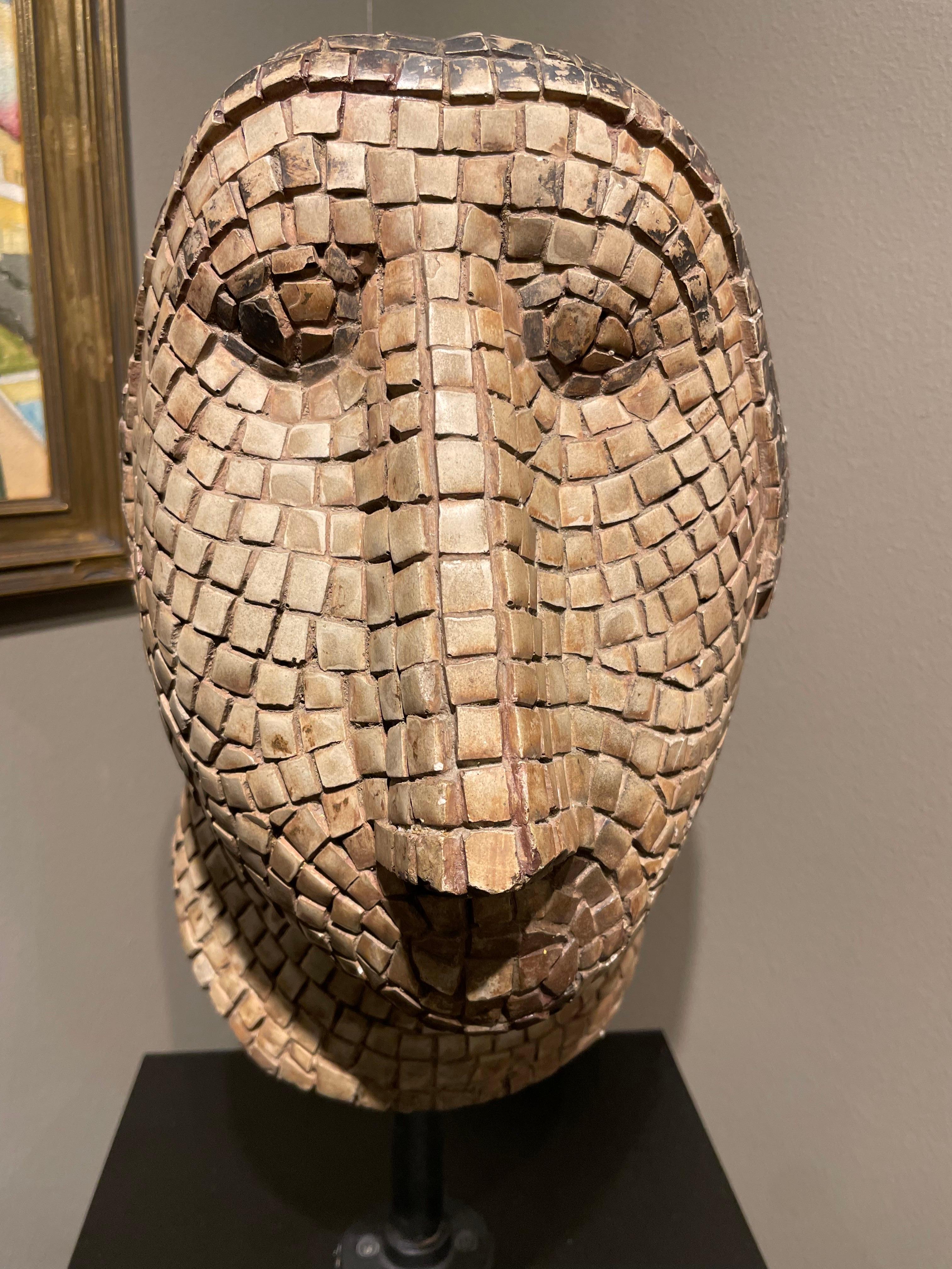 Tête de femme en mosaïque sur un grand piédestal, 20e siècle, Californie Artistics en vente 3