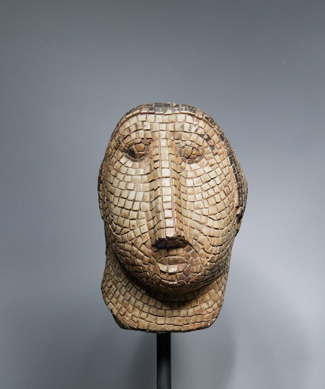 Figurative Sculpture Mary T. Bowling - Tête de femme en mosaïque sur un grand piédestal, 20e siècle, Californie Artistics