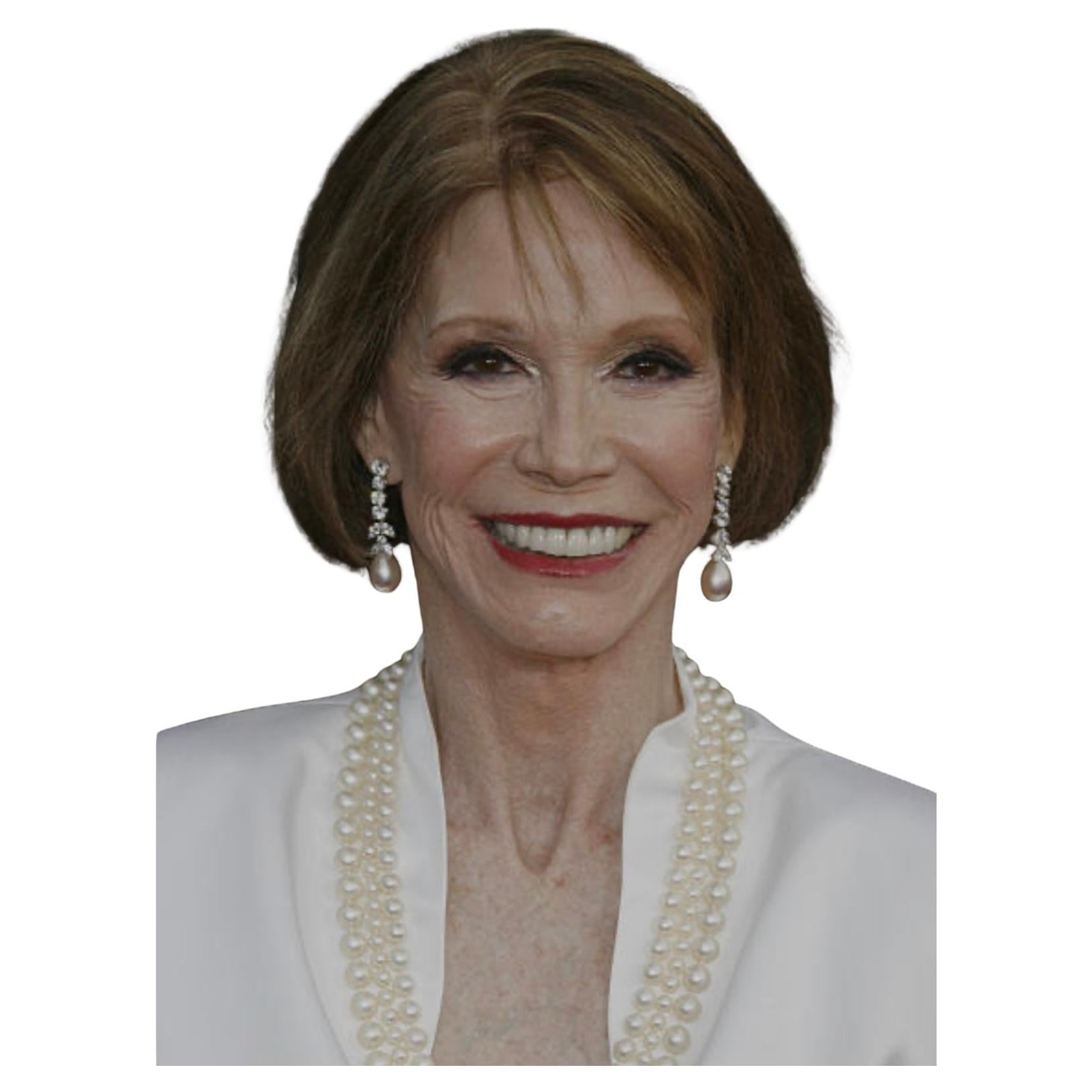 Orecchini Mary Tyler Moore con foto Orecchini con perle finte da 2,25" in vendita