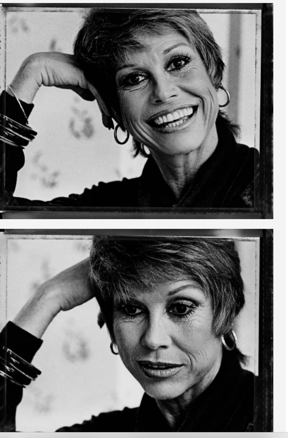 Mary Tyler Moore Personal Hoop-Ohrringe mit Fotos 14 Karat Gold 2 Zoll im Zustand „Hervorragend“ im Angebot in New York, NY