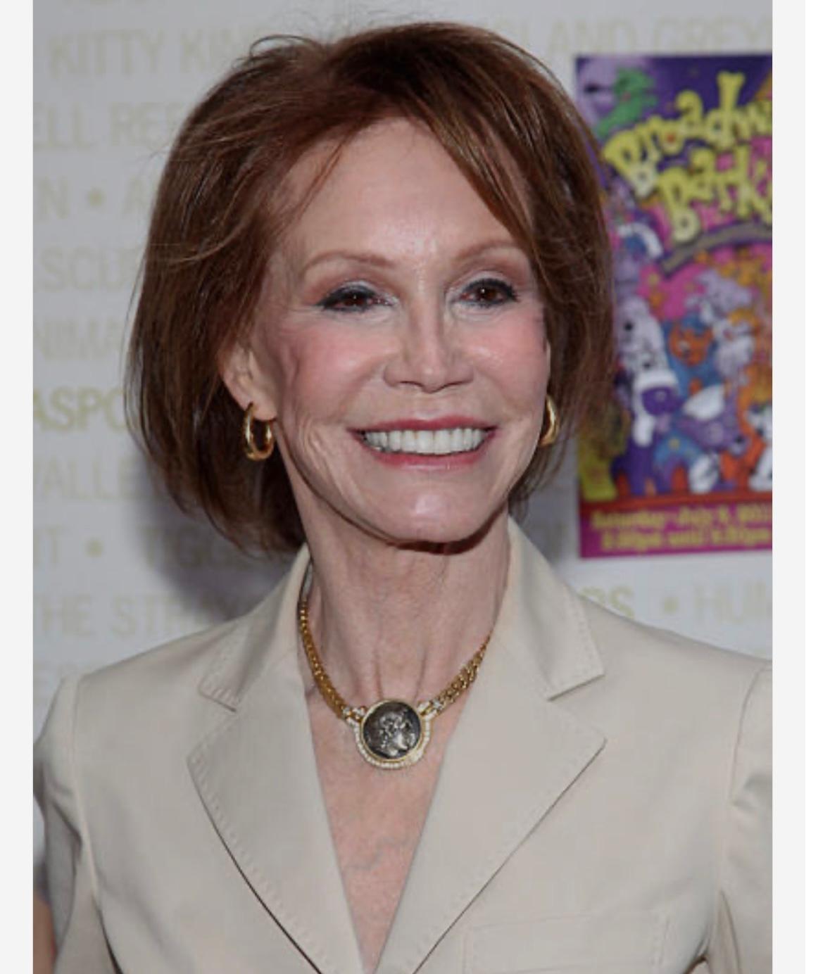 Mary Tyler Moore Personal Hoop-Ohrringe mit Fotos 14 Karat Gold 2 Zoll im Angebot 1