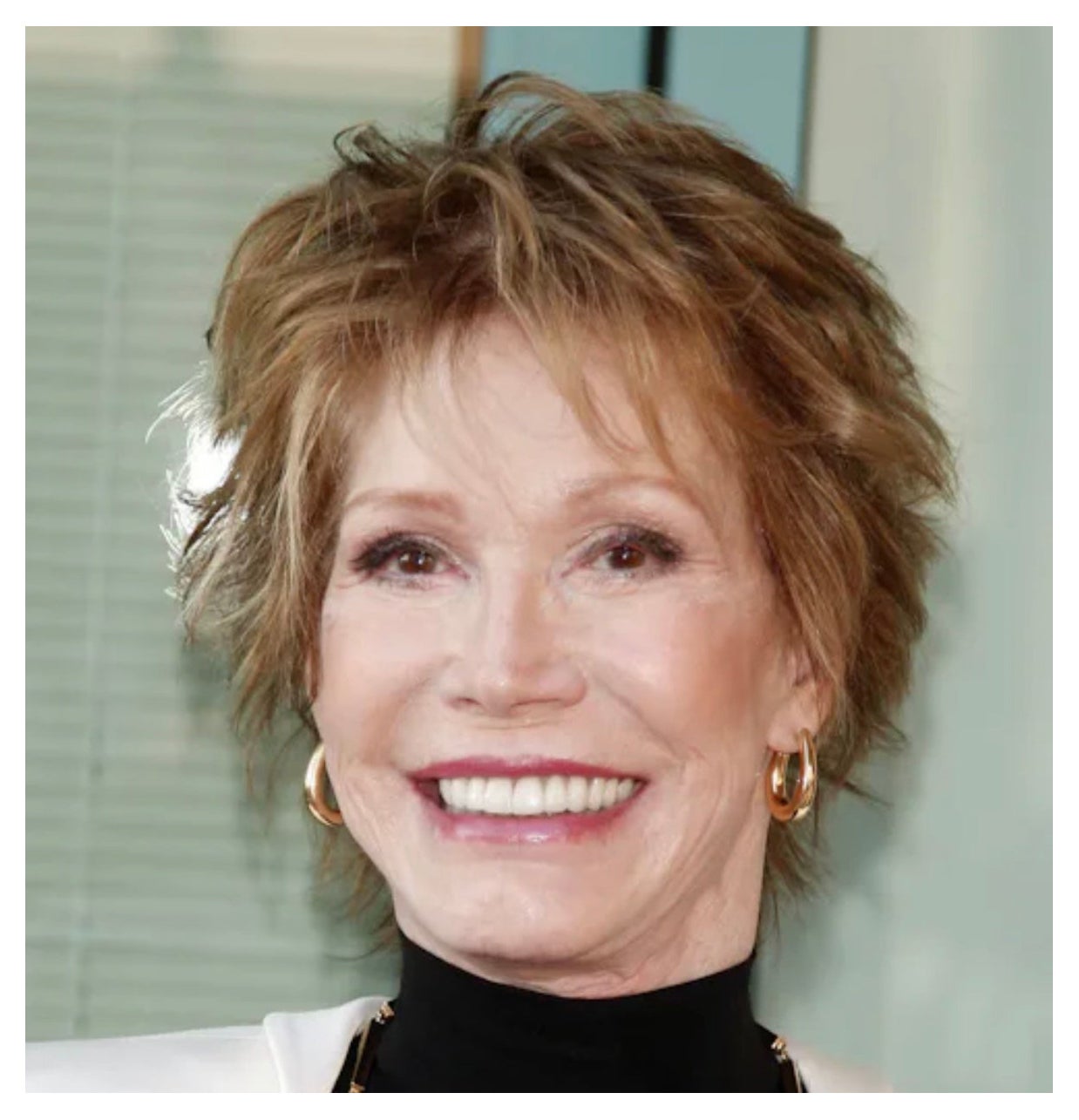 Orecchini a cerchio personali di Mary Tyler Moore con foto in oro giallo 14 carati