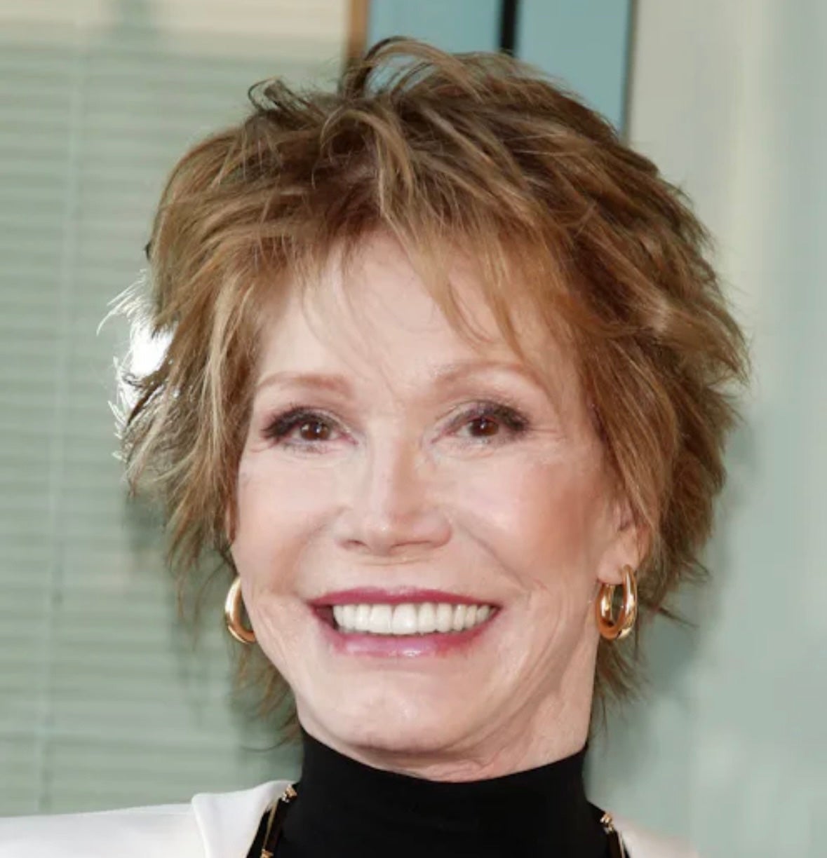 Mary Tyler Moore Personal Hoop Earrings With Photos 14 Karat Yellow Gold For Sale