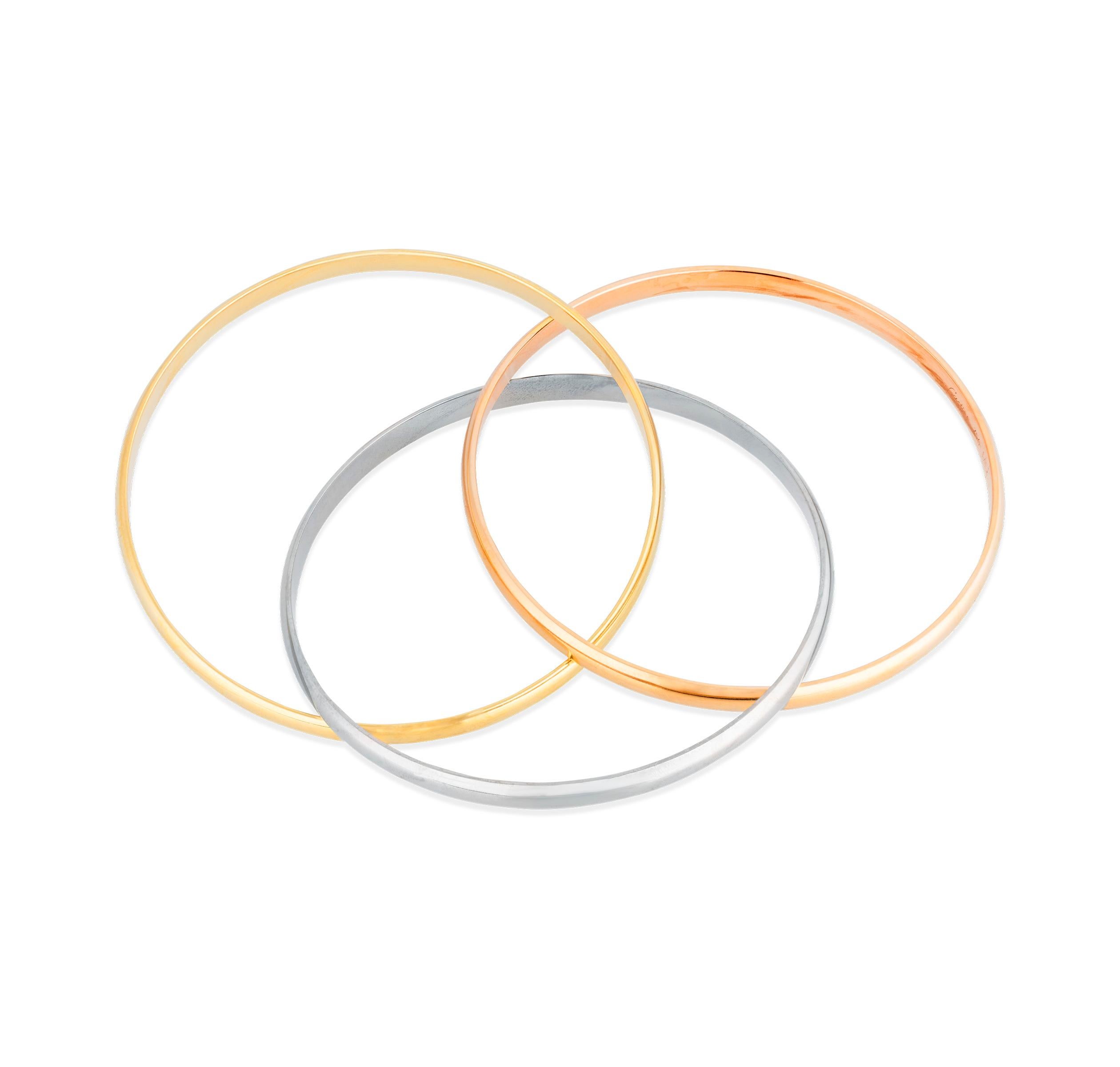 Dieser exquisite Cartier Trinity-Armreif gehörte nicht nur der legendären Mary Tyler Moore, sondern ist auch ein Beispiel für die zeitlose Eleganz eines der bekanntesten Schmuckdesigns der Welt. Die drei ineinander greifenden Bänder aus 18 Karat