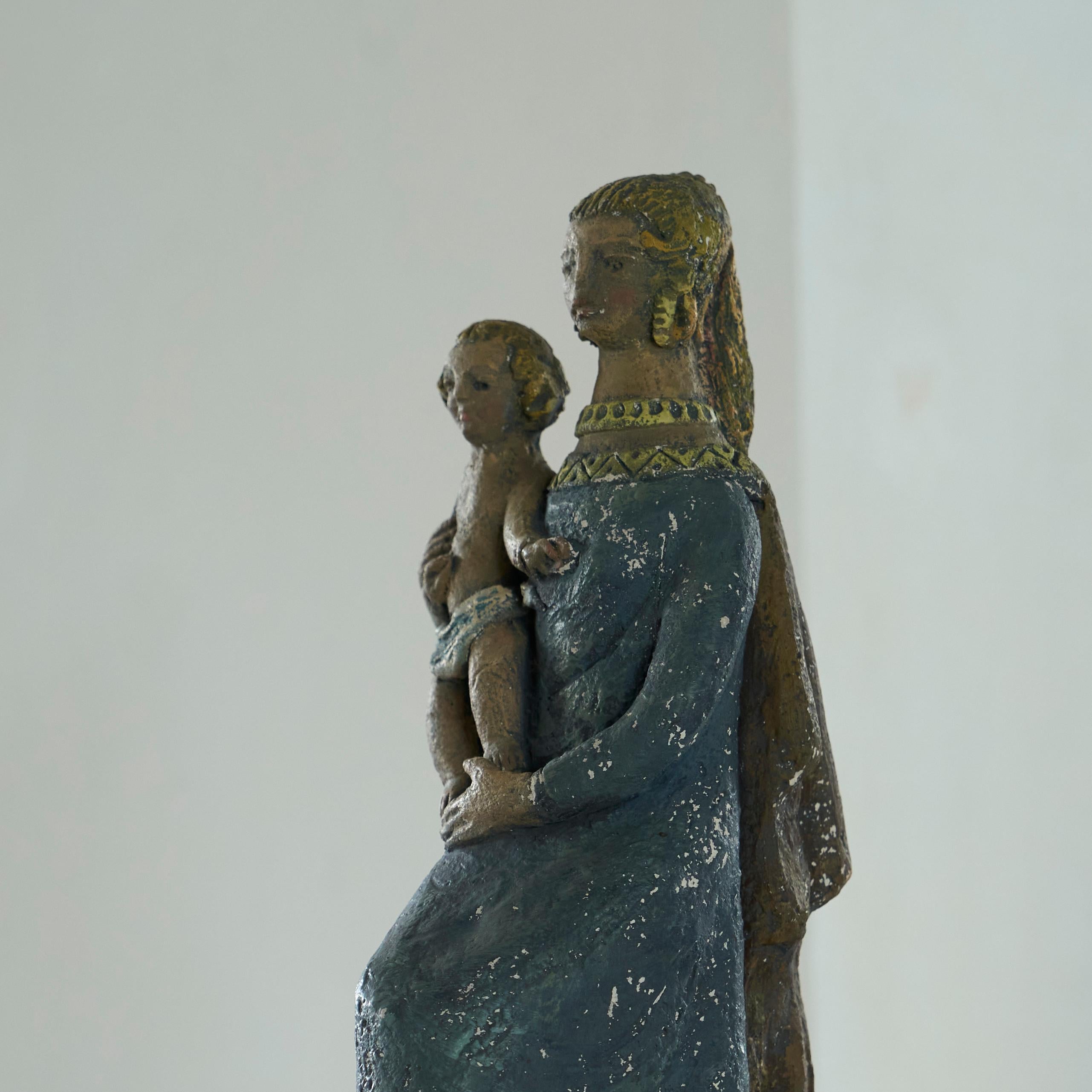 Maria mit Kind Skulptur aus Ton Frühes 20. Jahrhundert (Europäisch) im Angebot