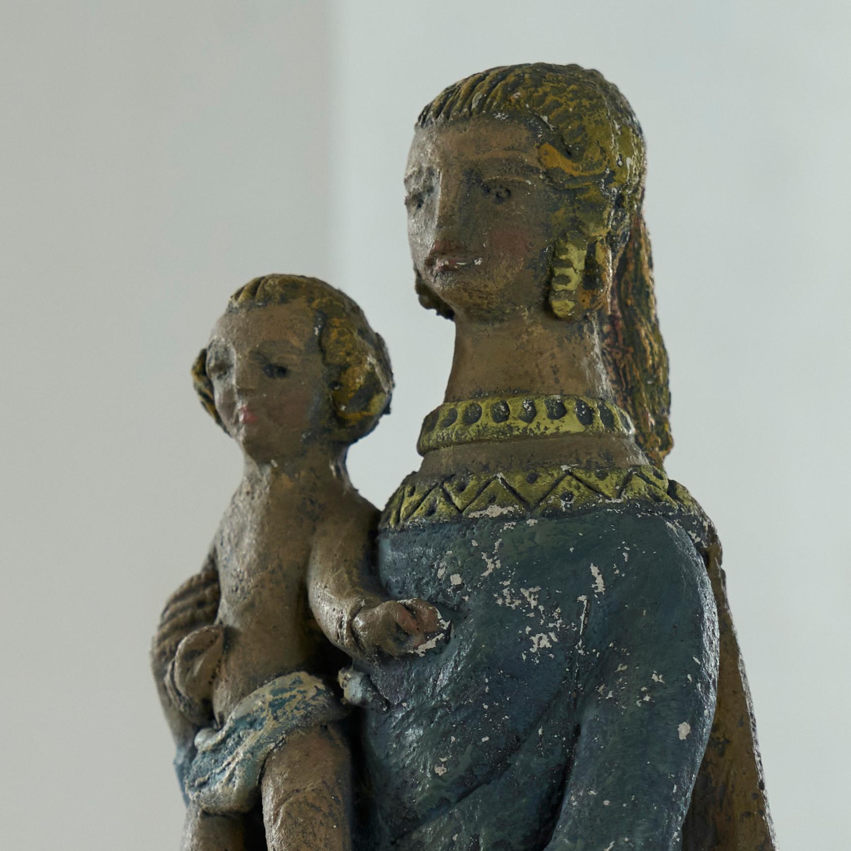 Maria mit Kind Skulptur aus Ton Frühes 20. Jahrhundert (Handgefertigt) im Angebot