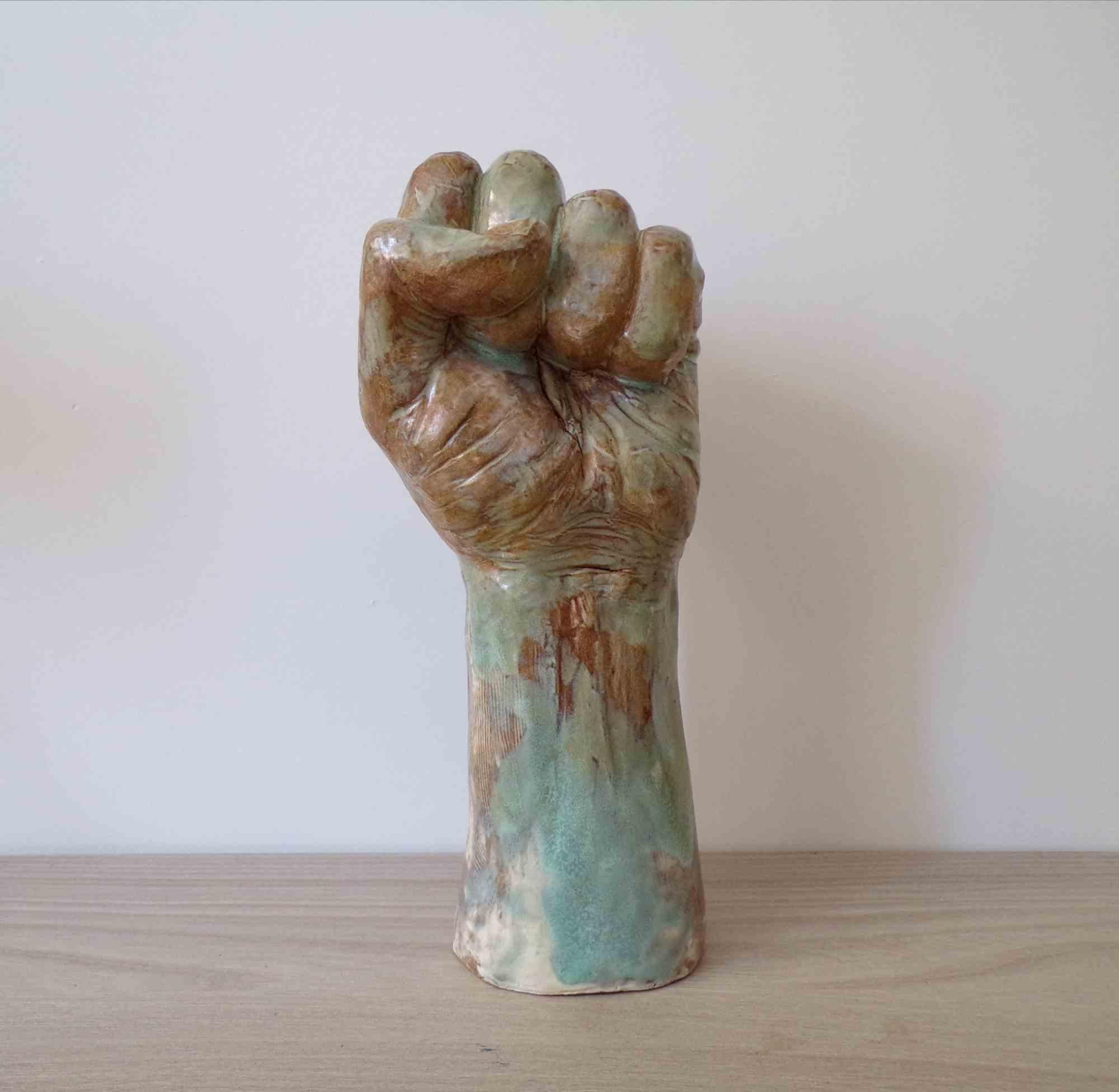 Where's the revolution ? est une œuvre d'art moderne originale réalisée par Maryam Pezeshki.  en 2007.

Sculpture en céramique.

Maryam Pezeshki  est né à Téhéran le 18 août 1977. Elle a commencé à peindre à l'âge de trois ans. Son premier tableau
