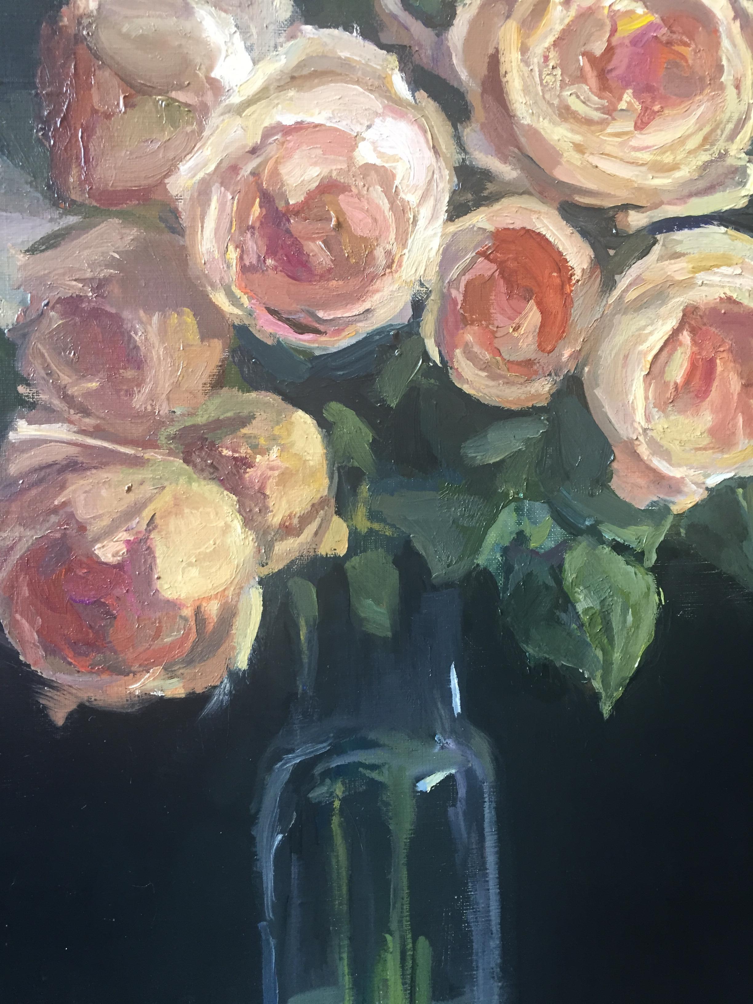 Une peinture à l'huile représentant un groupe de roses dans un vase en verre élancé ; un fond noir.


Maryann Lucas vit et travaille à Sag Harbor. Elle est principalement autodidacte, mais a également reçu des instructions et un soutien de la part