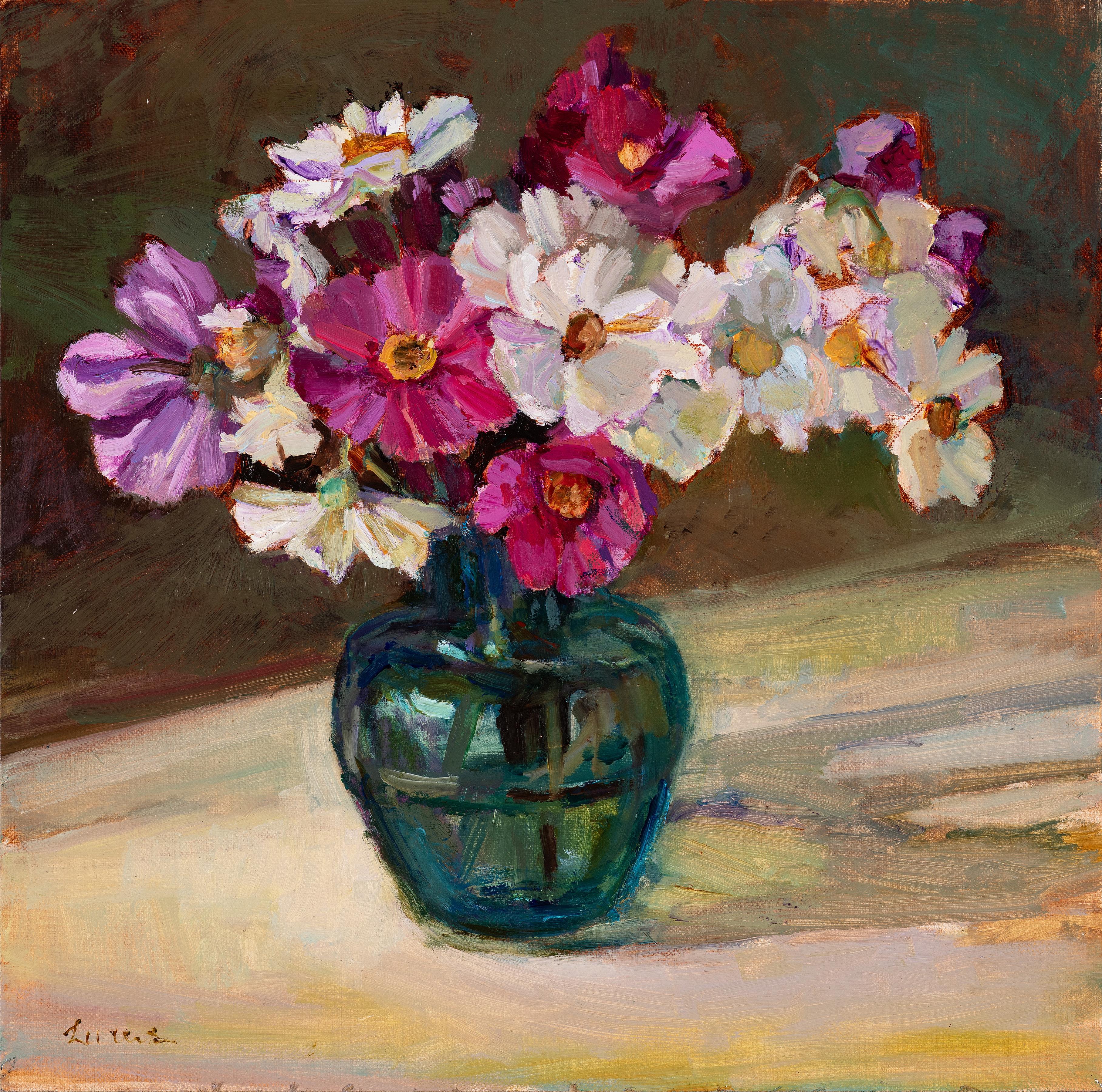 Figurative Painting de Maryann Lucas - "Cosmos en vaso verde" pintura al óleo, ramo de flores blancas y rosas en vaso