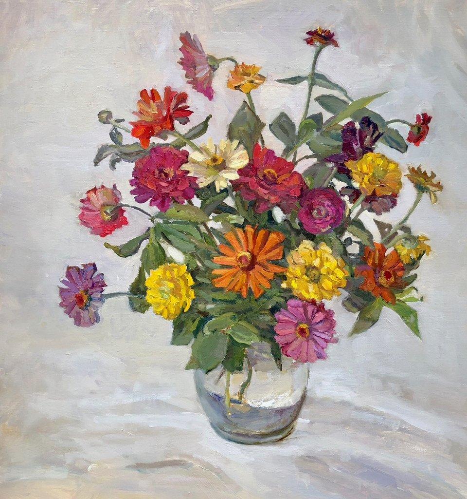 Dieses helle und farbenfrohe Blumengemälde, "Arrangement of Zinnias", ist ein 22x20,5 großes Stillleben auf Leinwand von Maryann Lucas.  Gezeigt wird ein gerader Blickwinkel auf einen weißen Hintergrund mit einem bunten Blumenarrangement aus Zinnien