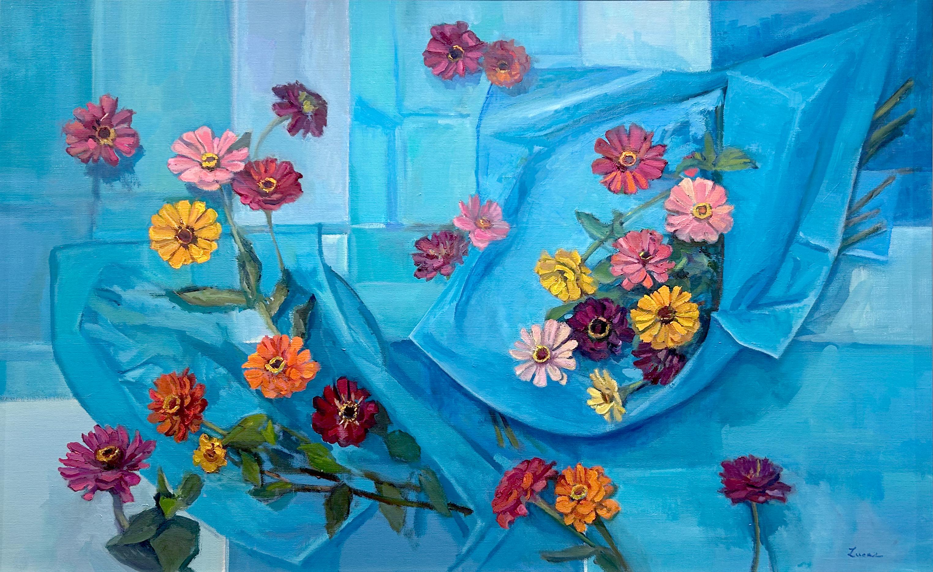 Dieses helle und farbenfrohe Blumengemälde, "Out of the Blue", ist ein 30x48 Ölgemälde auf Leinwand von Maryann Lucas.  Zu sehen ist eine Draufsicht auf einen blauen Hintergrund, der mit Seidenpapier und einem bunten Arrangement aus Zinnien in Rosa,