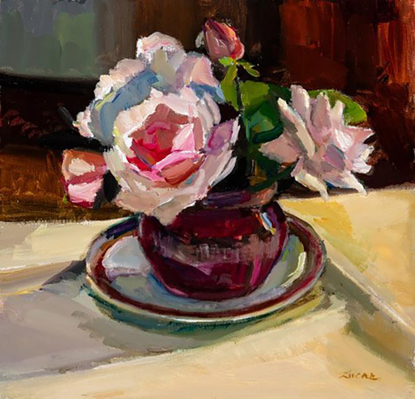 Cette peinture florale lumineuse et colorée, "Pink Roses in Raspberry Glass", est une nature morte 12x12 peinte à l'huile sur toile par Maryann Lucas.  Whiting présente un arrangement coloré de roses roses dans un vase violet posé sur une assiette
