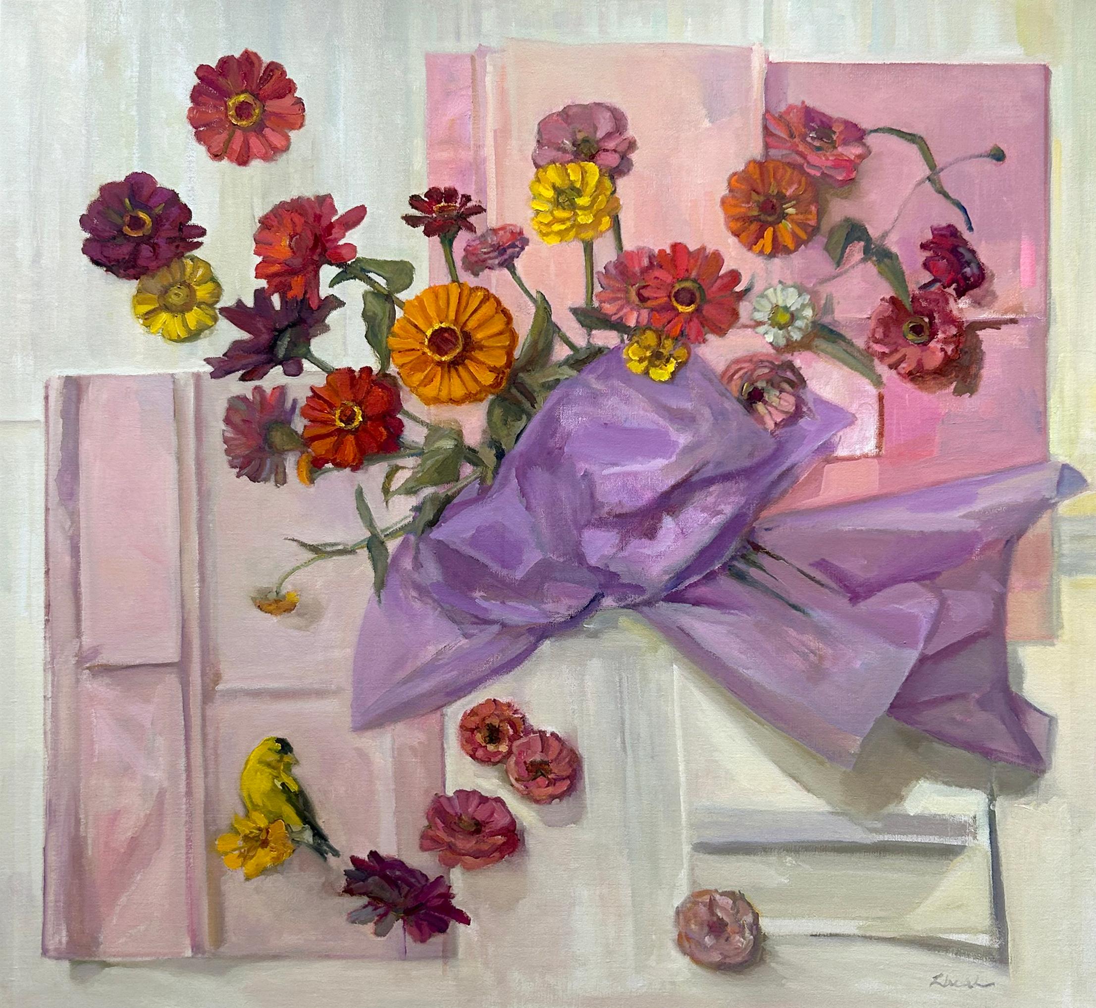 Cette peinture florale lumineuse et colorée, "Zinnias Having Fun", est une nature morte de 34x37 peinte à l'huile sur toile par Maryann Lucas.  Whiting présente un angle descendant d'un fond blanc recouvert de papier de soie rose et d'une