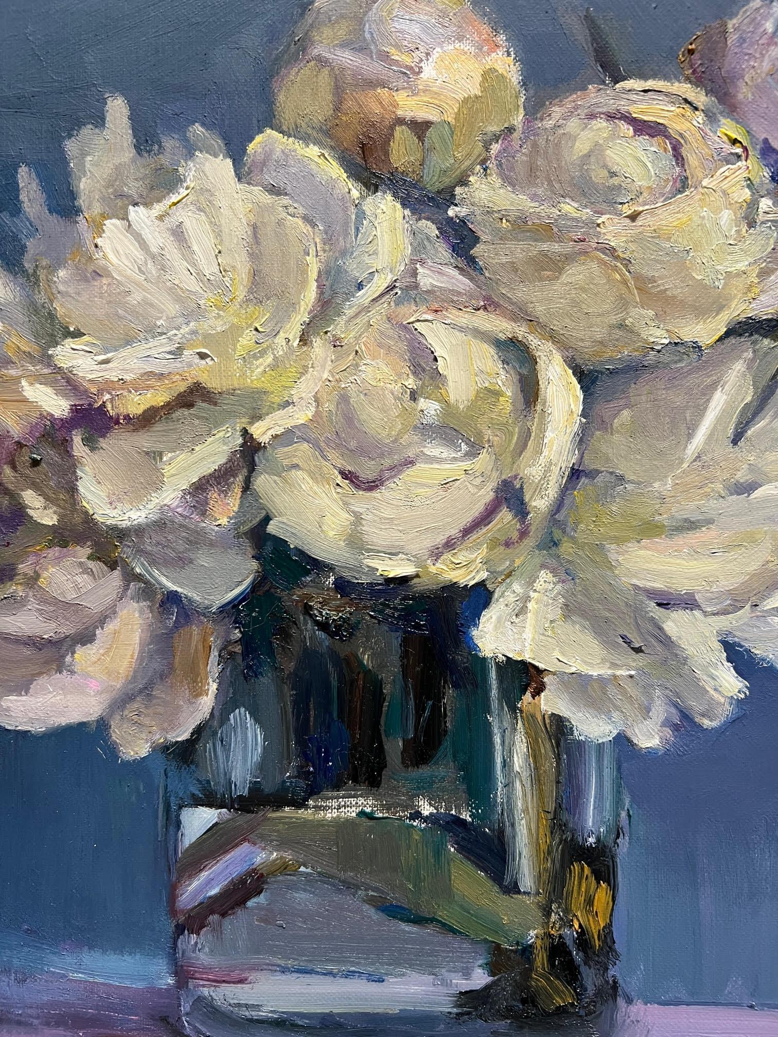 Una natura morta di peonie in un mondo di viola. Lucas gioca con i riflessi e le distorsioni del vaso trasparente. 

Dimensioni della cornice: 13 x 13 pollici

Bio dell'artista
Maryann Lucas vive e lavora a Sag Harbor. È principalmente