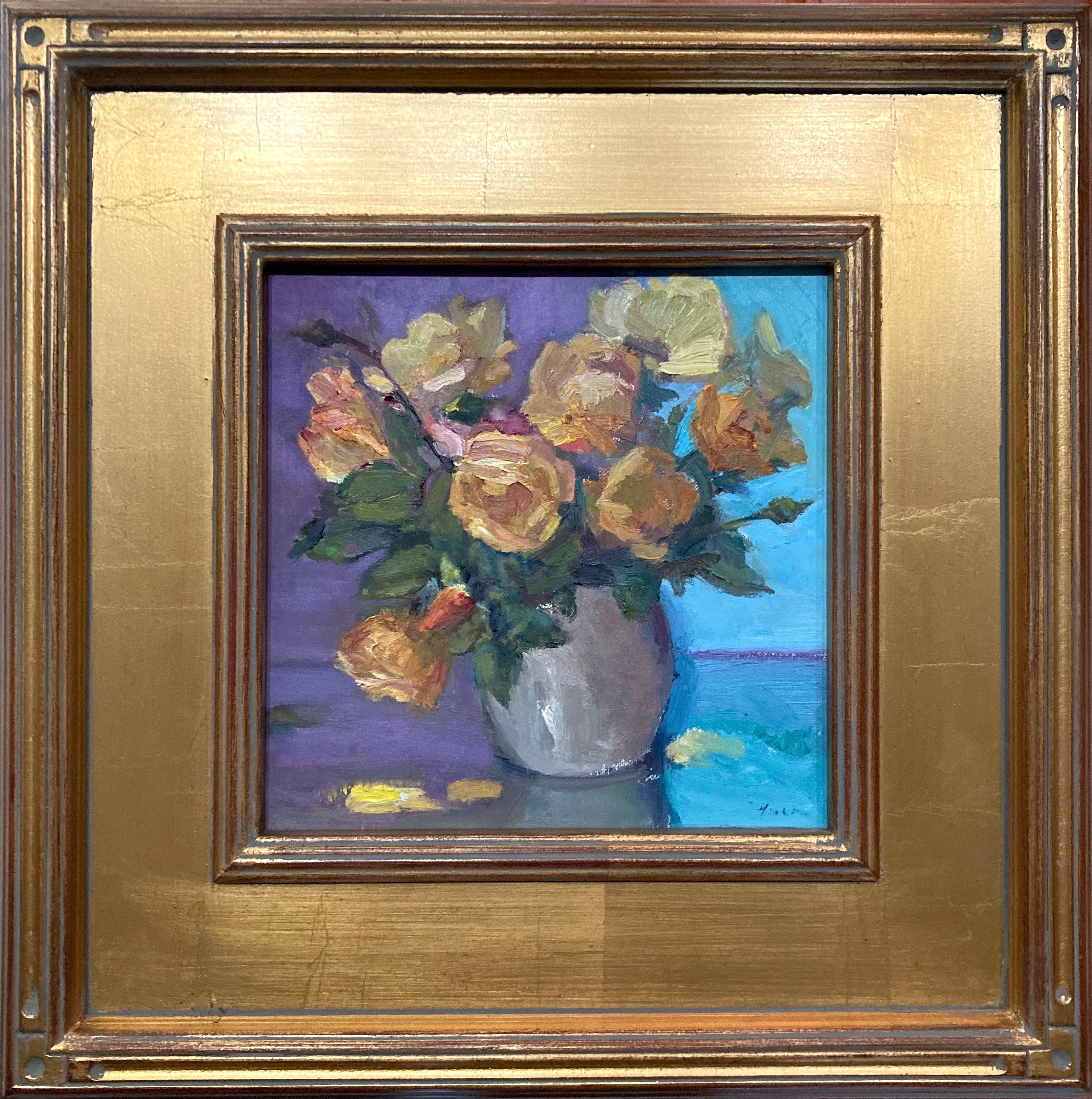 „Simple Beauty“ farbenfrohes Blumenstillleben mit Orange, Violett und Blau – Painting von Maryann Lucas